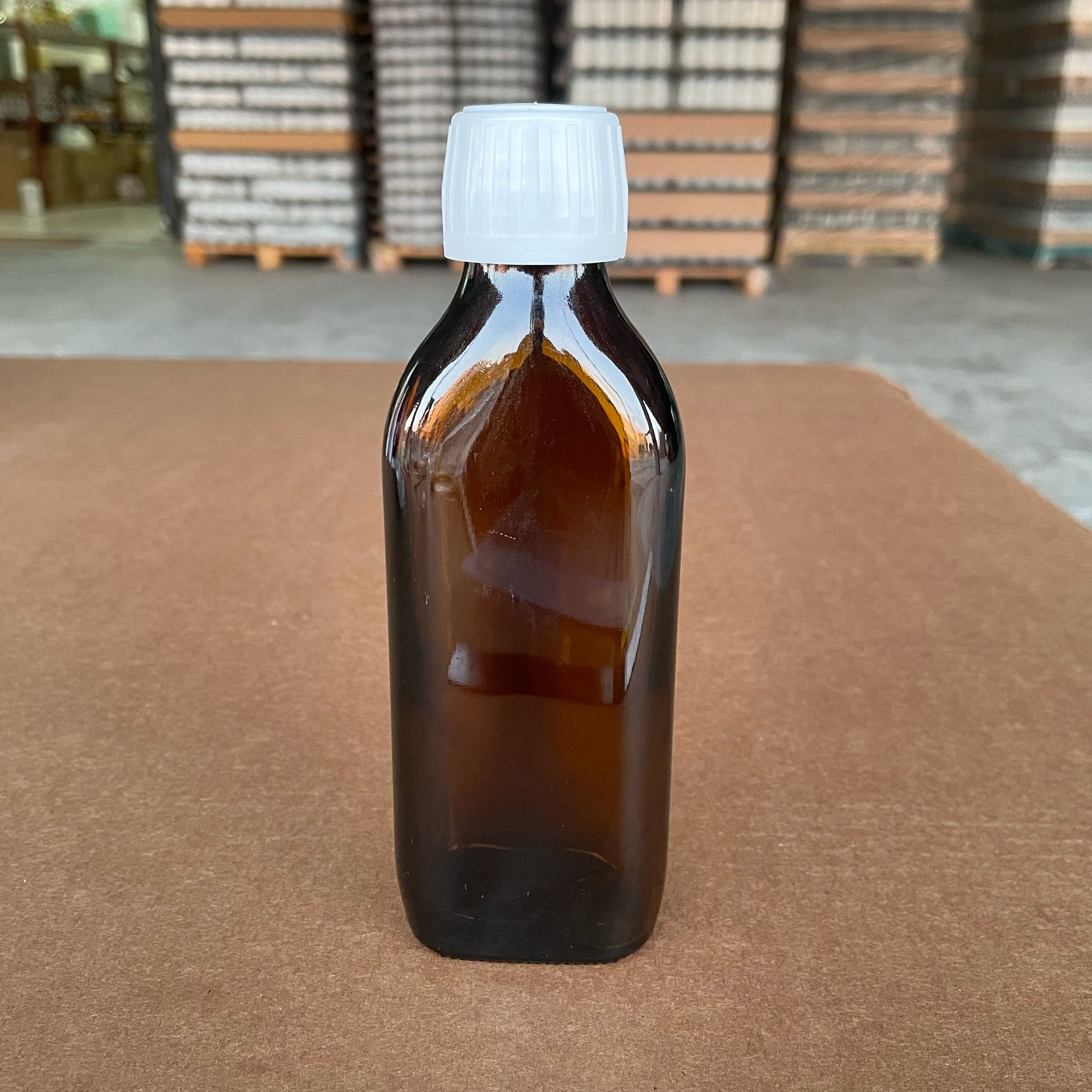 150 Cc Amber Yassı Cam Şişe - (Ağız 28 Mm) Beyaz Kilitli Plastik Kapaklı - 150 Ml Yassı Kahverengi Cam Şişe