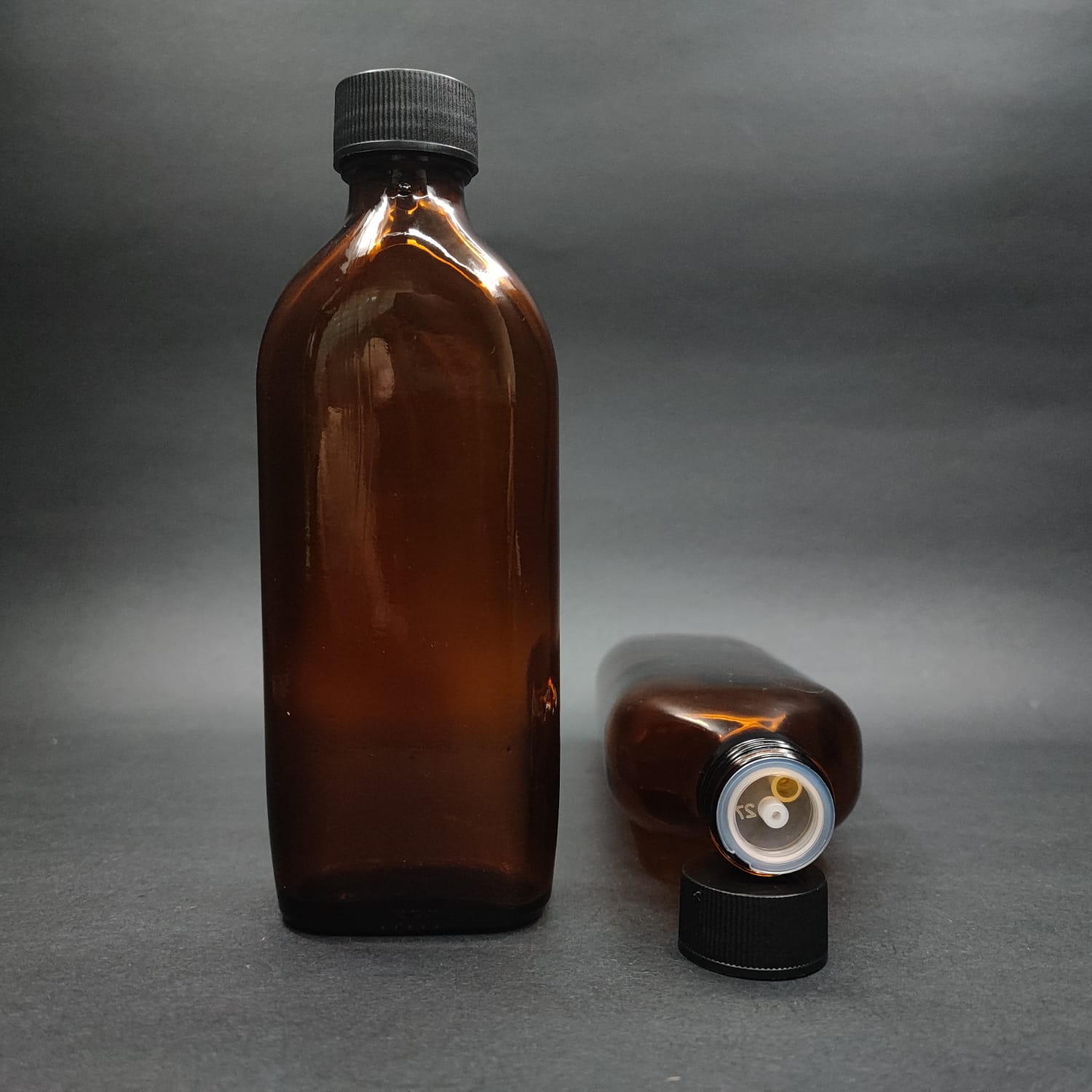 150 Ml Dolumu Kolay, Geniş Ağızlı İçten Damlalıklı Yassı Şişe (25 Mm Ağız)  - 150 Cc Siyah Contalı Kapaklı İçten Damlalıklı Cam Ecza Şişesi - Amber Kahverengi