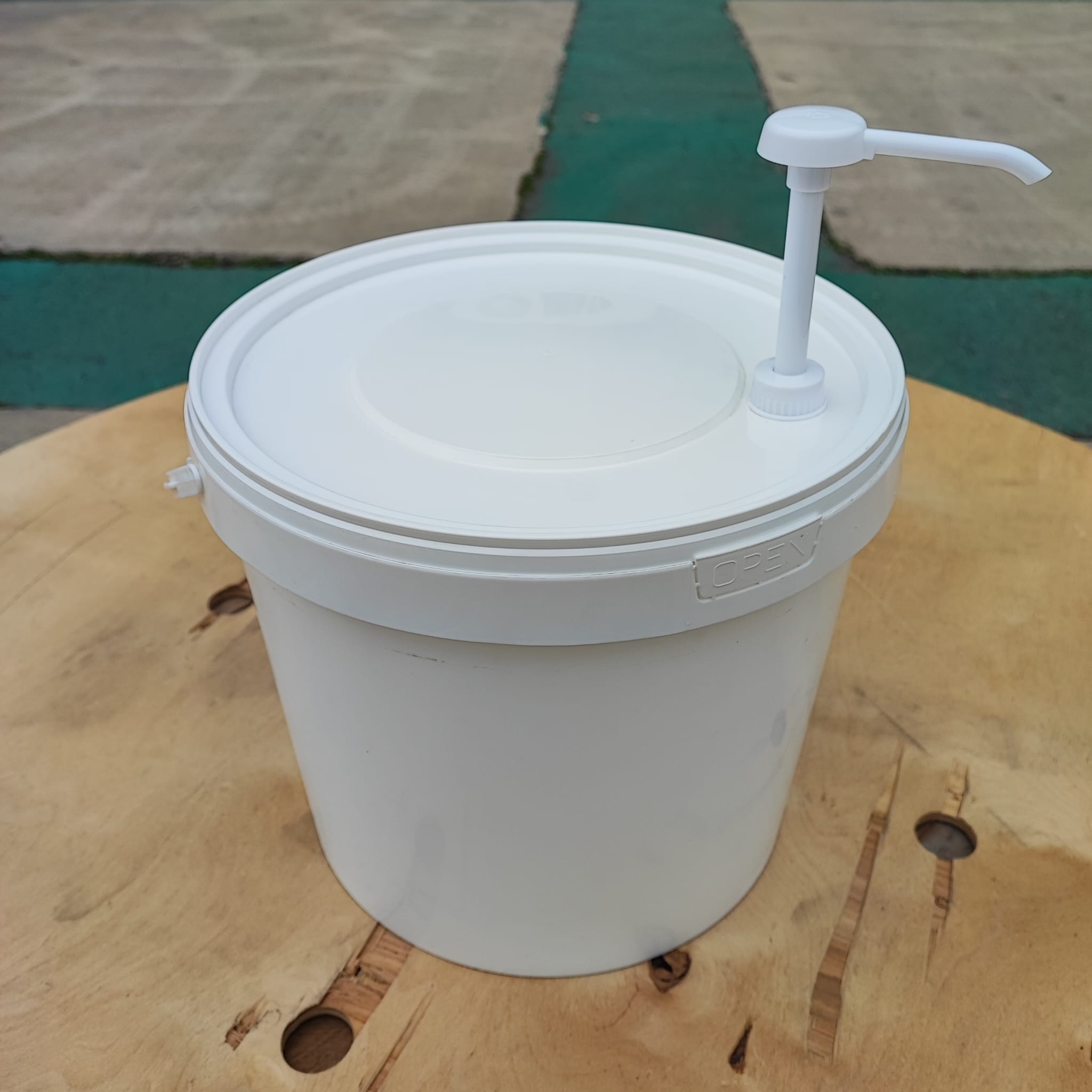 18 Litre Beyaz Kova + Dozajlı Pompa - Ketçap Kovası , Kolay Dolum Kovası , Sos Kovası , Şurup Kovası , Sabun Detarjan Kovası Gibi Yoğun Kıvamlı Sıvılarda Kolayca Kullanılır. (Demonte)
