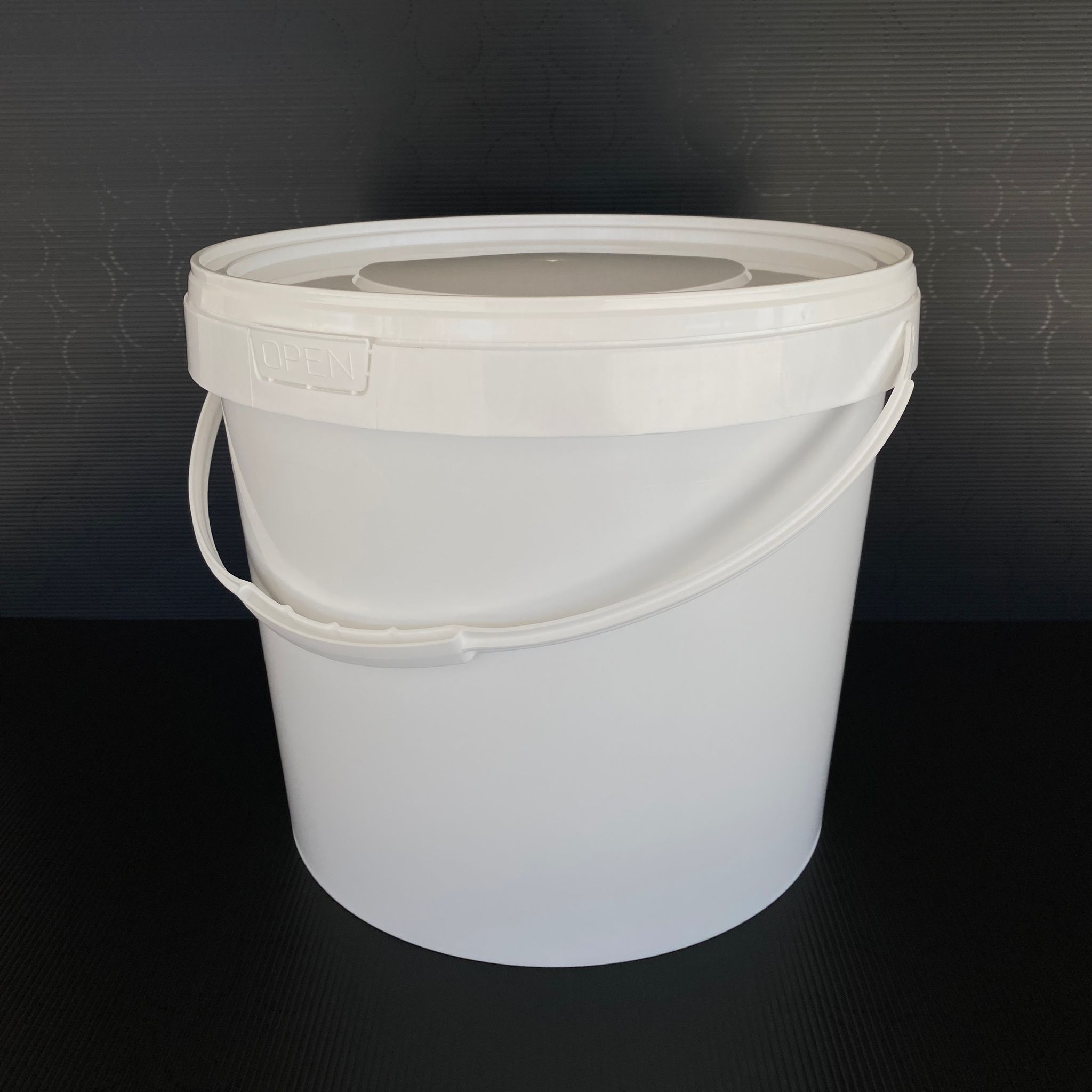 18 Litre Plastik Kova - Beyaz - 18 Lt Saplı Gıdaya Uygun Sızdırmaz Kilitli Kapaklı Kova - Yoğurt Kovası, Boya Kovası, Tahin Pekmez Kovası, Zeytin Kovası Vb Alanlarda Kullanılabilir.
