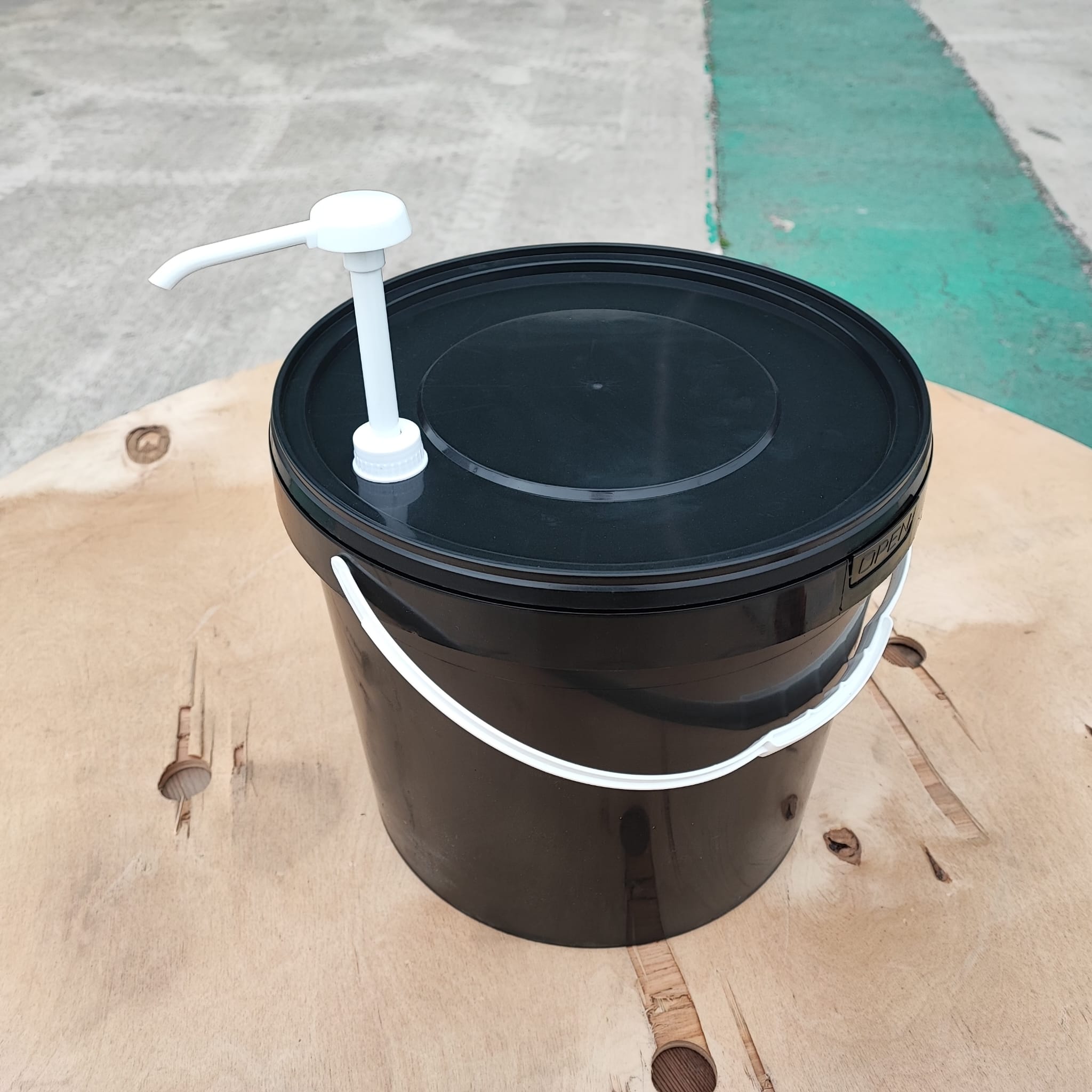 18 Litre Siyah Kova + Dozajlı Pompa - Ketçap Kovası , Kolay Dolum Kovası , Sos Kovası , Şurup Kovası , Sabun Detarjan Kovası Gibi Yoğun Kıvamlı Sıvılarda Kolayca Kullanılır. (Demonte)