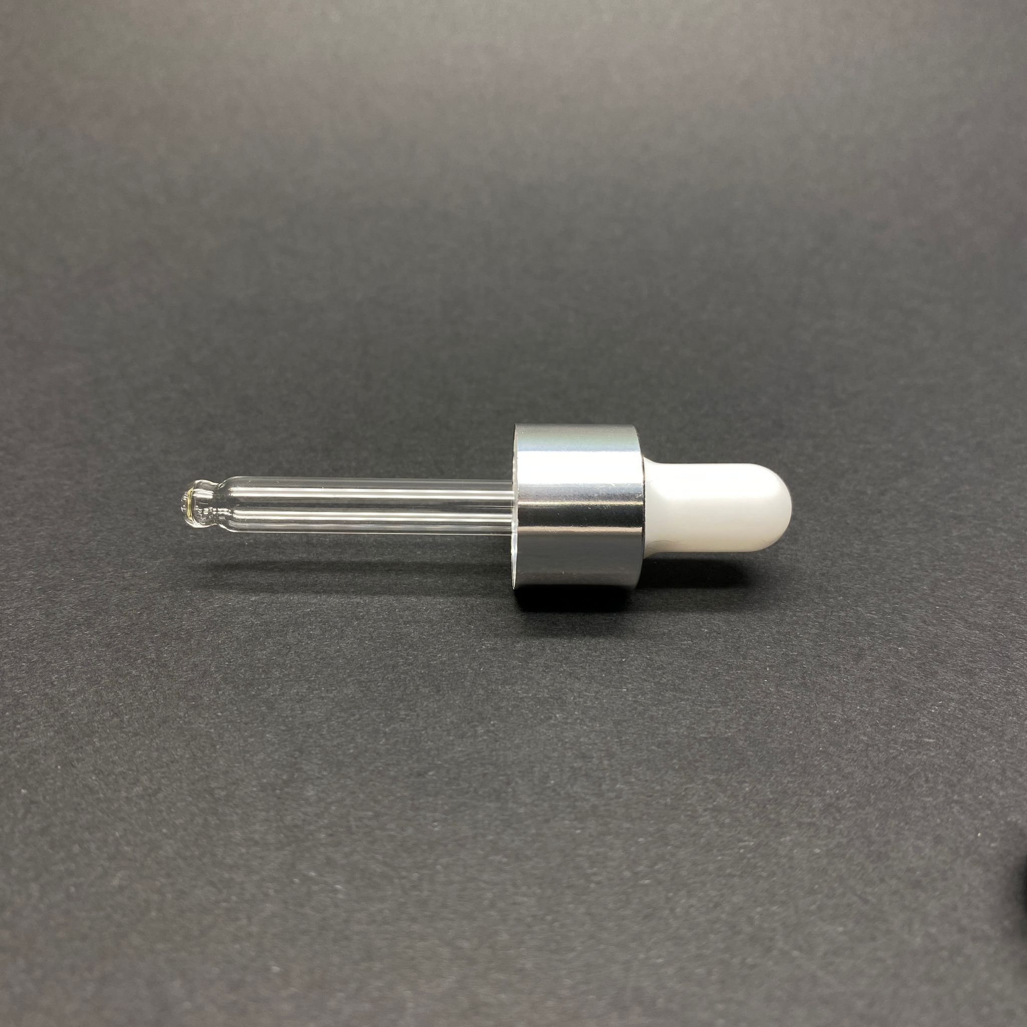 18 Mm Cam Damlalık Takım - Parlak Beyaz Emzik+Delikli Gümüş Metal Kapak+Cam Pipet - 10 Cc Dropper Şişeler İçin
