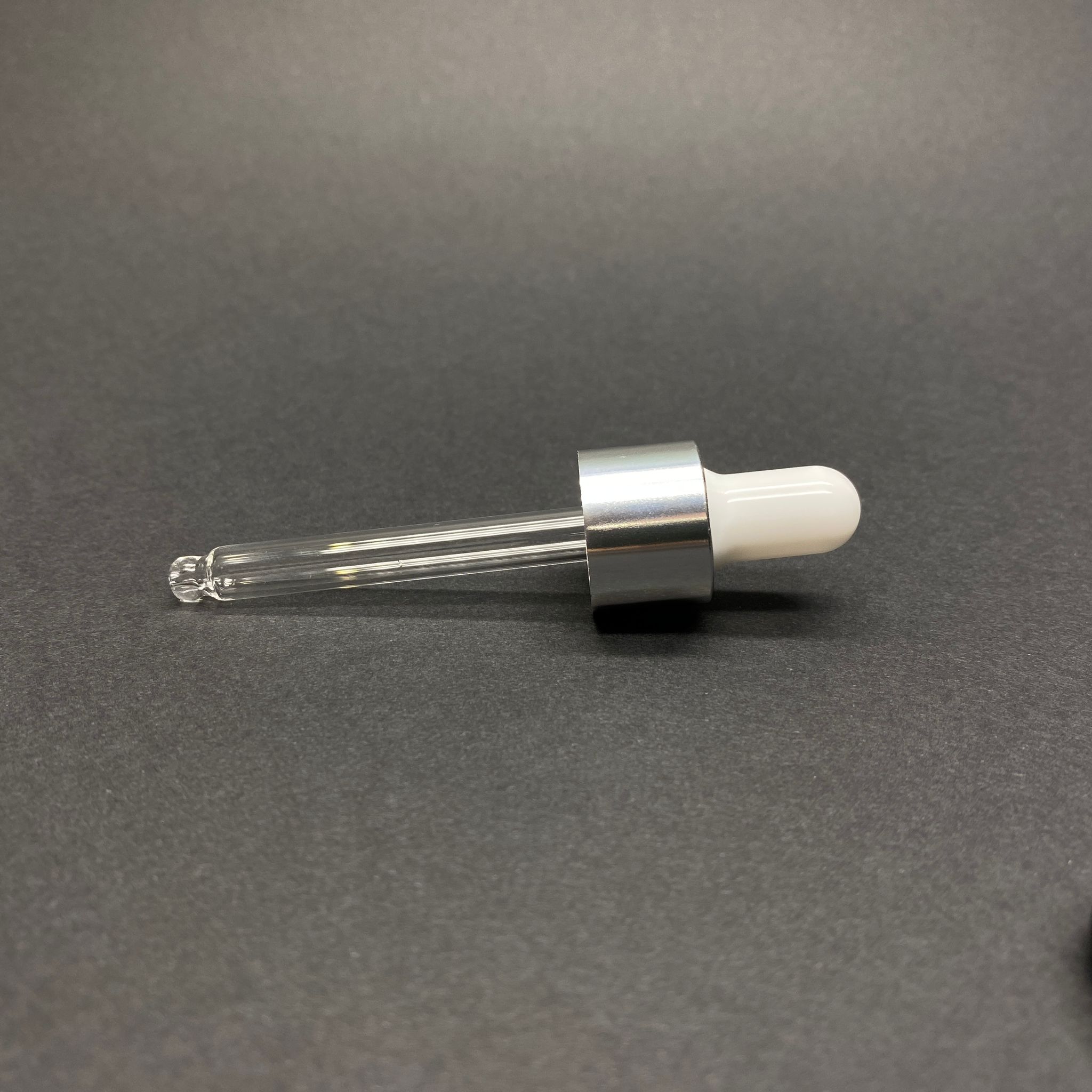 18 Mm Cam Damlalık Takım - Parlak Beyaz Emzik+Delikli Gümüş Metal Kapak+Cam Pipet - 20 Cc Dropper Şişeler İçin