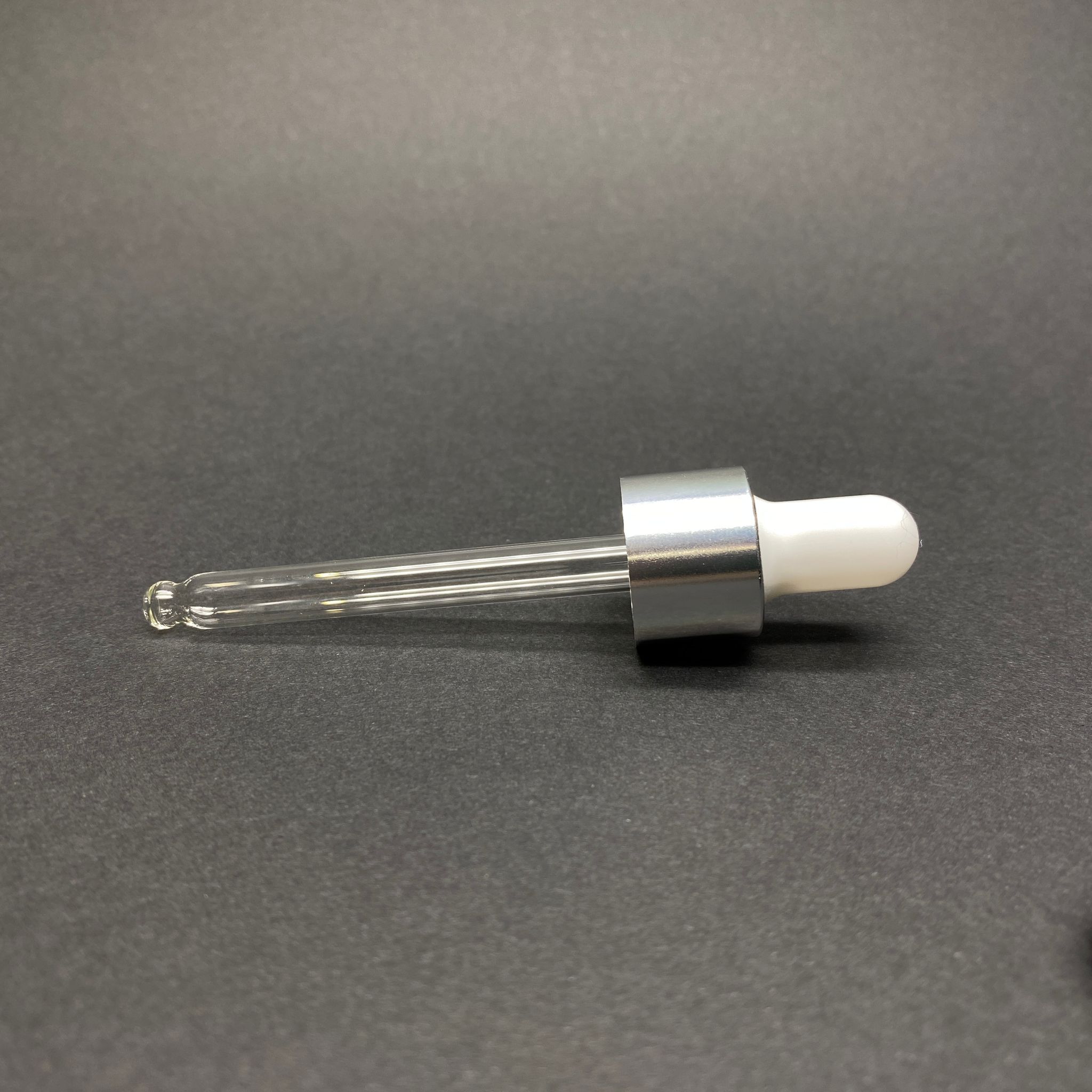 18 Mm Cam Damlalık Takım - Parlak Beyaz Emzik+Delikli Gümüş Metal Kapak+Cam Pipet - 30 Cc Dropper Şişeler İçin