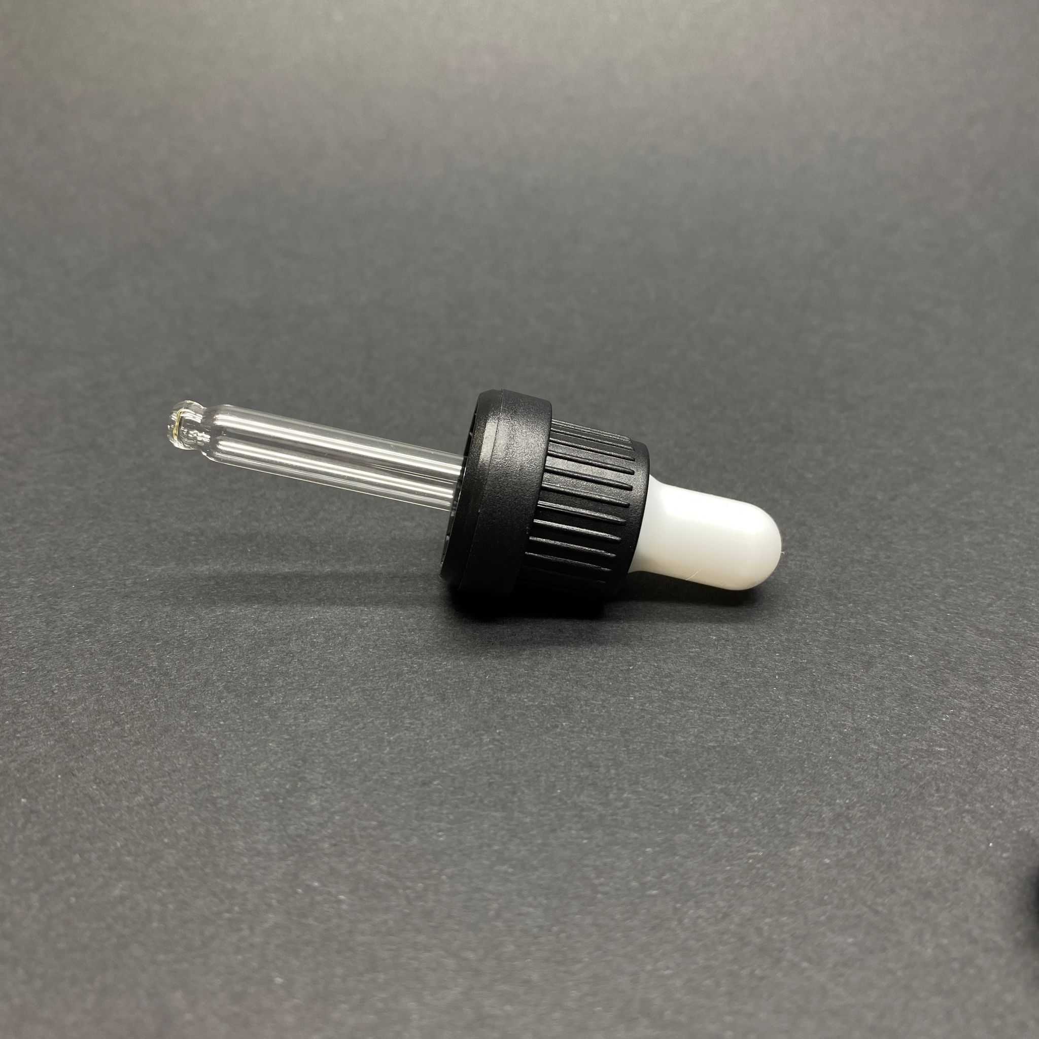 18 Mm Cam Damlalık Takım - Parlak Beyaz Emzik+Delikli Siyah Kilitli Plastik Kapak+Cam Pipet - 10 Cc Dropper Şişeler İçin