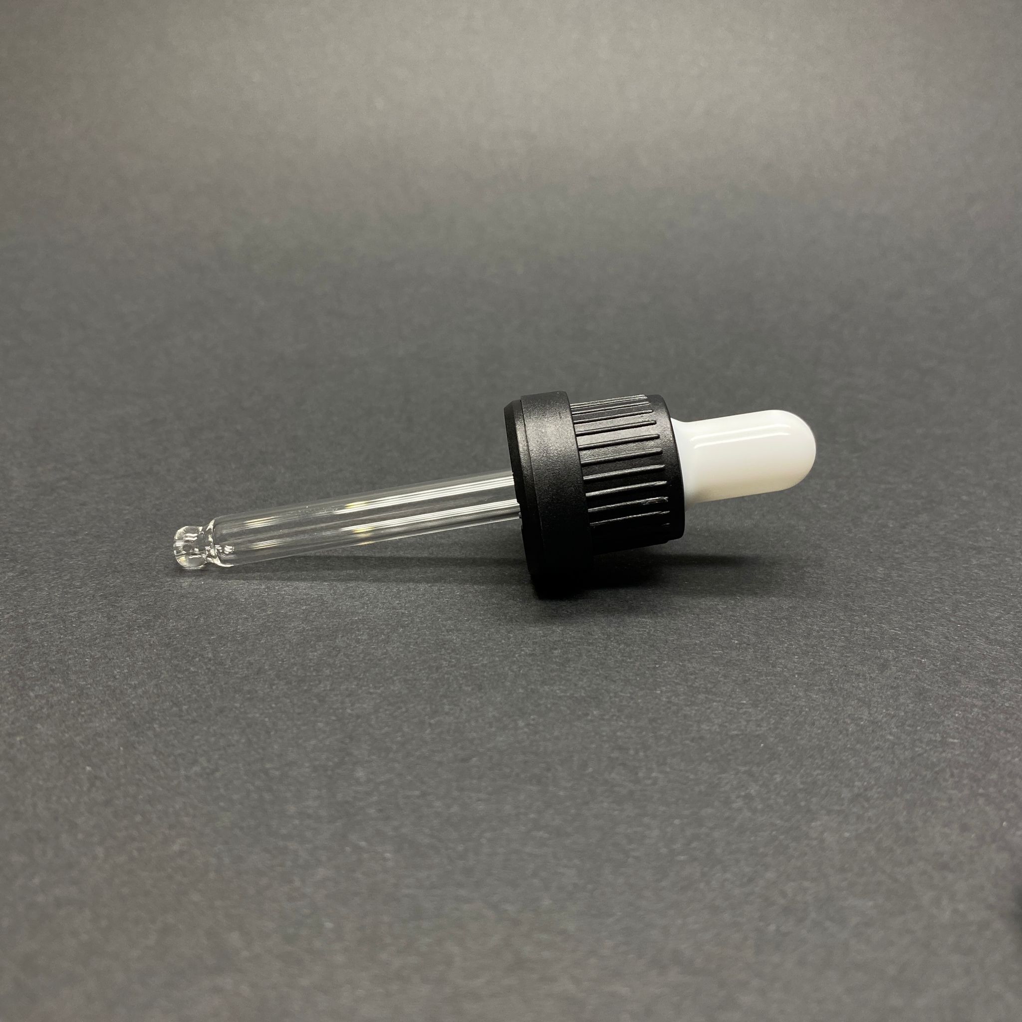 18 Mm Cam Damlalık Takım - Parlak Beyaz Emzik+Delikli Siyah Kilitli Plastik Kapak+Cam Pipet - 20 Cc Dropper Şişeler İçin