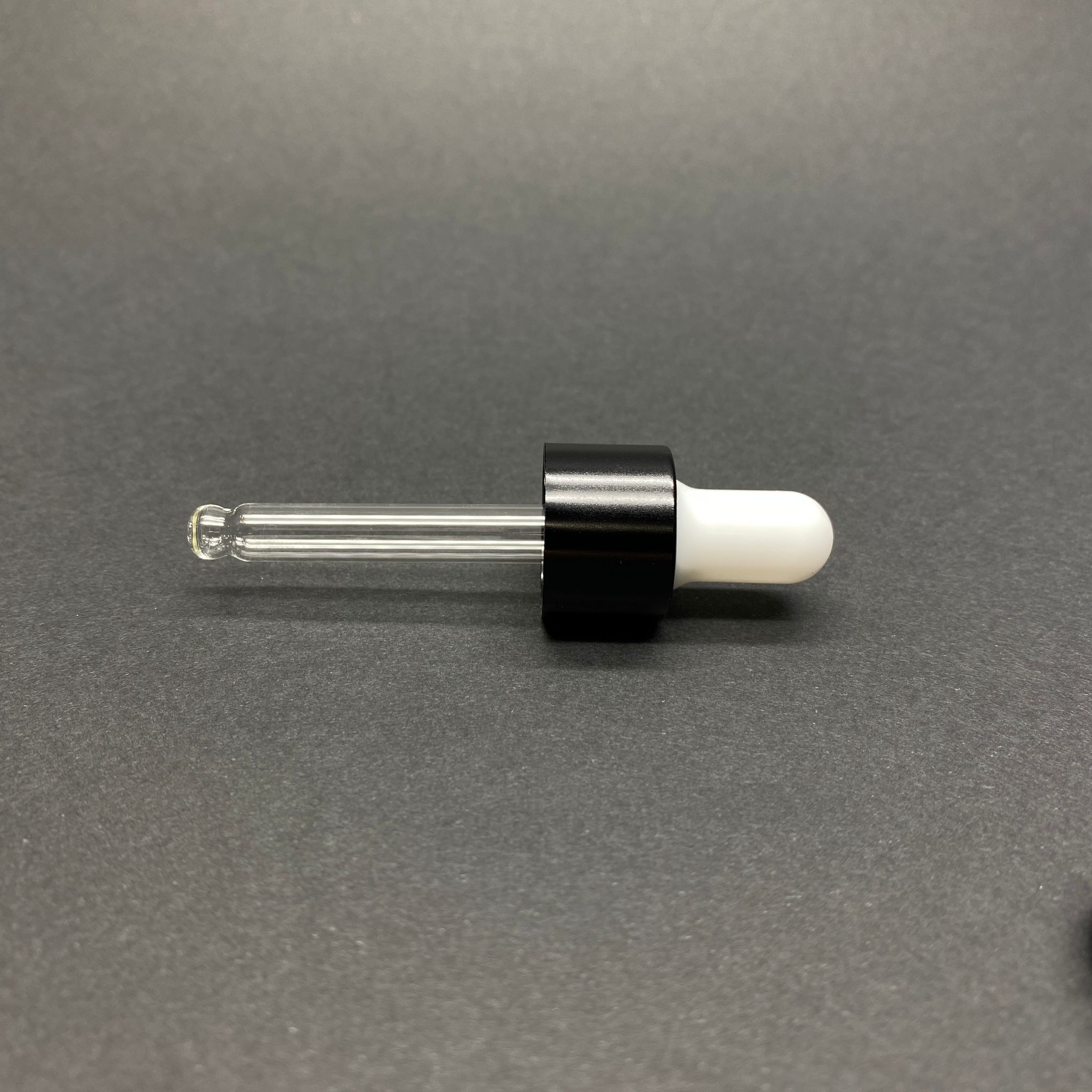 18 Mm Cam Damlalık Takım - Parlak Beyaz Emzik+Delikli Siyah Metal Kapak+Cam Pipet - 10 Cc Dropper Şişeler İçin