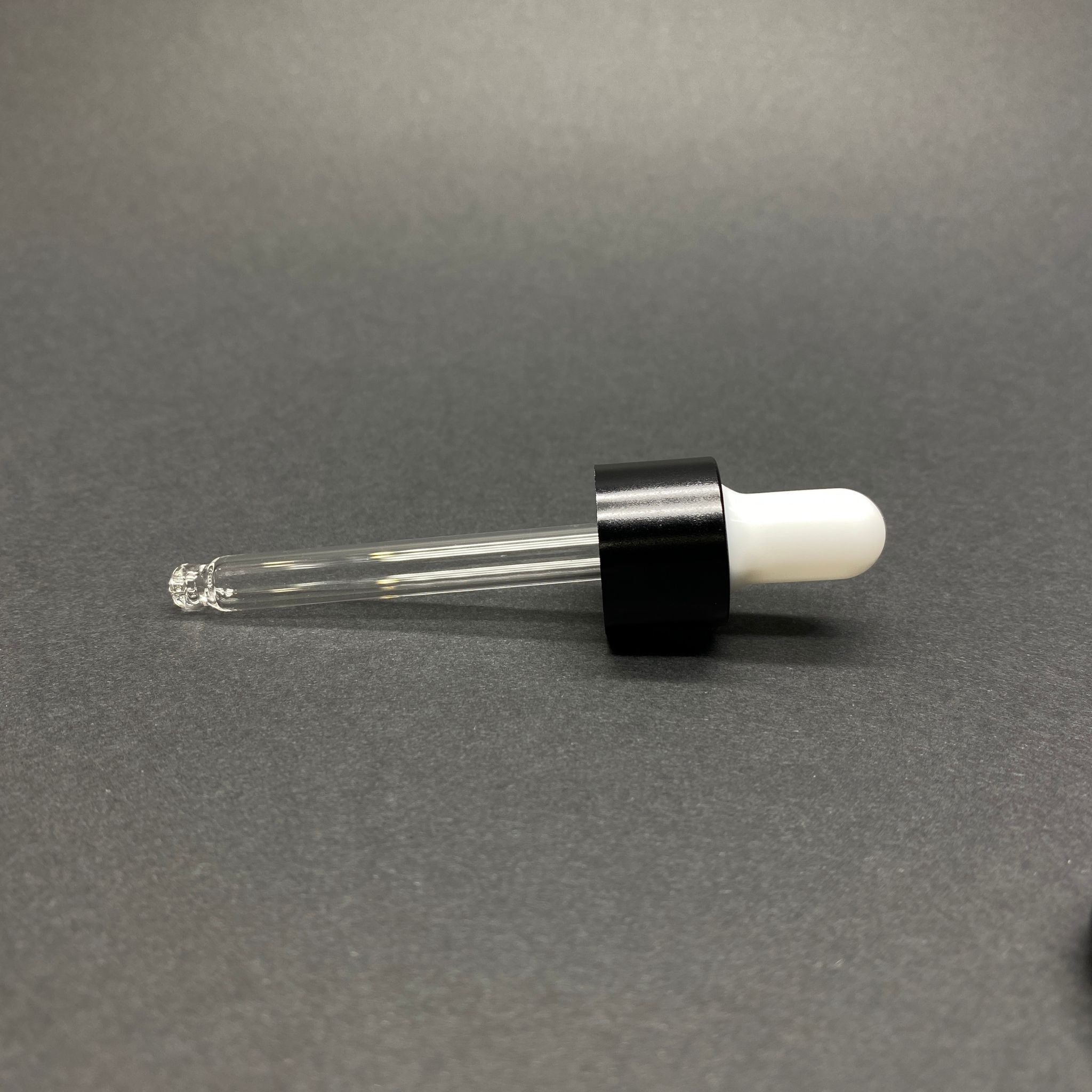 18 Mm Cam Damlalık Takım - Parlak Beyaz Emzik+Delikli Siyah Metal Kapak+Cam Pipet - 20 Cc Dropper Şişeler İçin