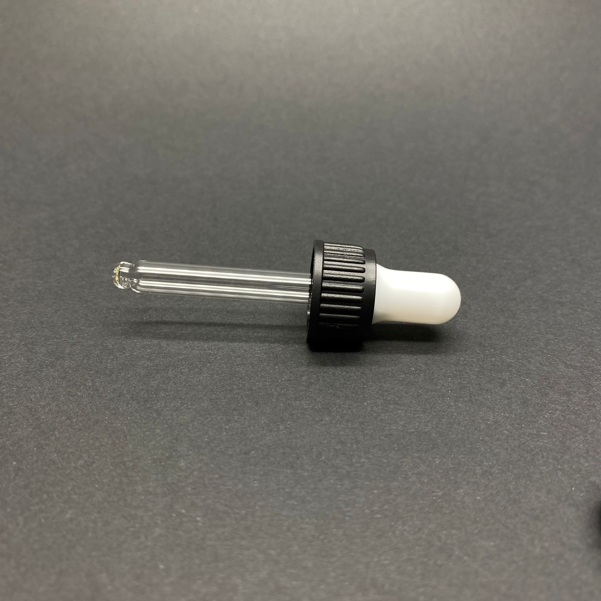 18 Mm Cam Damlalık Takım - Parlak Beyaz Emzik+Delikli Siyah Plastik Kapak+Cam Pipet - 10 Cc Dropper Şişeler İçin