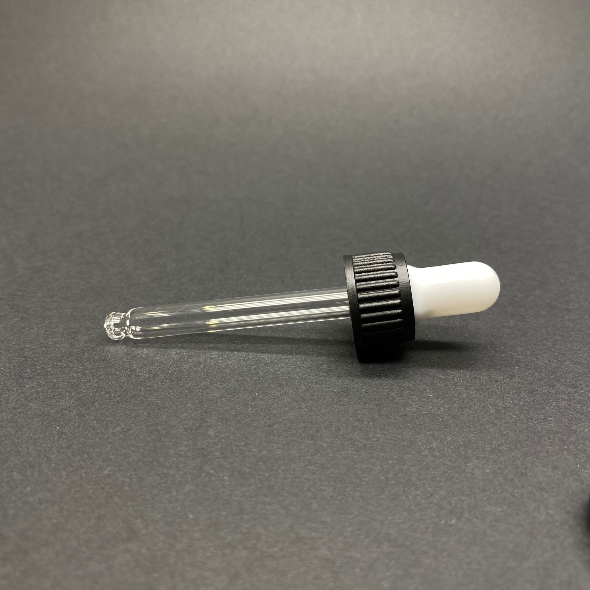 18 Mm Cam Damlalık Takım - Parlak Beyaz Emzik+Delikli Siyah Plastik Kapak+Cam Pipet - 20 Cc Dropper Şişeler İçin