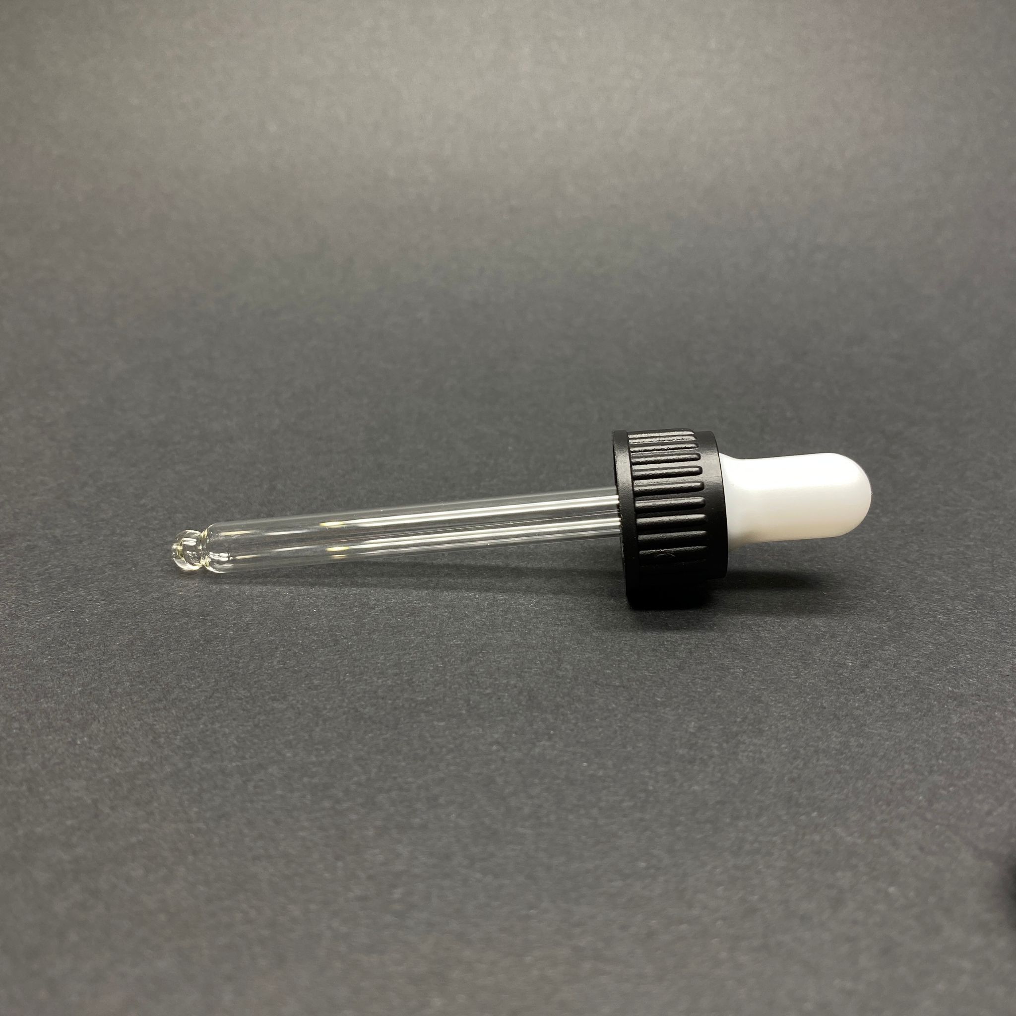 18 Mm Cam Damlalık Takım - Parlak Beyaz Emzik+Delikli Siyah Plastik Kapak+Cam Pipet - 30 Cc Dropper Şişeler İçin