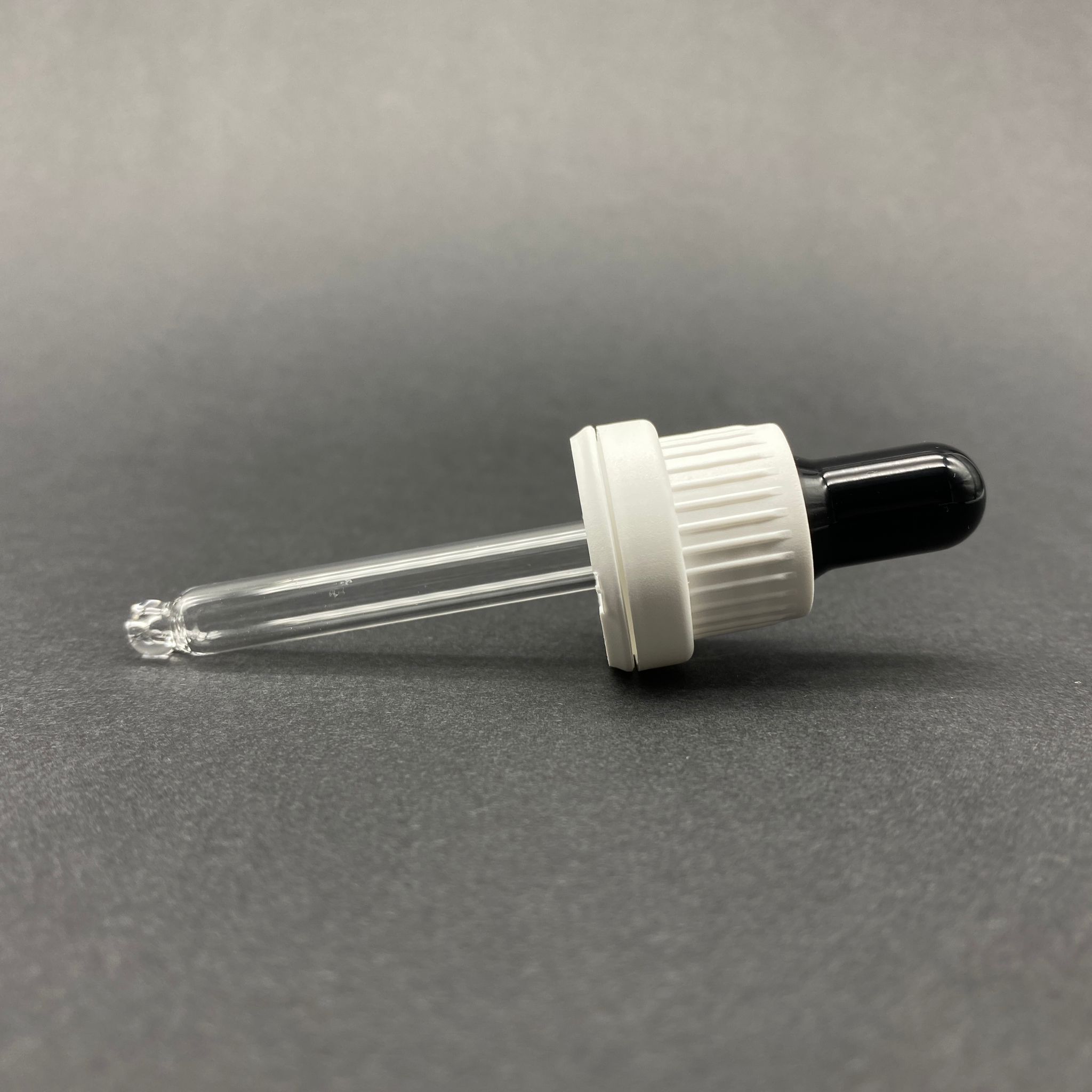 18 Mm Cam Damlalık Takım - Parlak Siyah Emzik+Delikli Beyaz Kilitli Plastik Kapak+Cam Pipet - 20 Cc Dropper Şişeler İçin