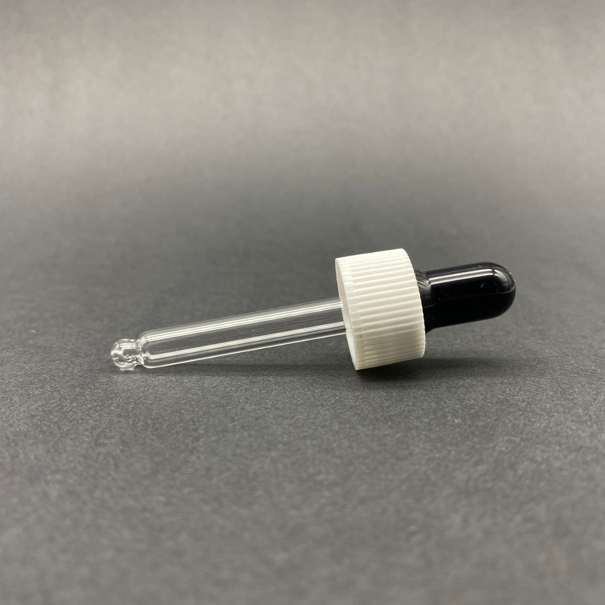 18 Mm Cam Damlalık Takım - Parlak Siyah Emzik+Delikli Beyaz Plastik Kapak+Cam Pipet - 10 Cc Dropper Şişeler İçin