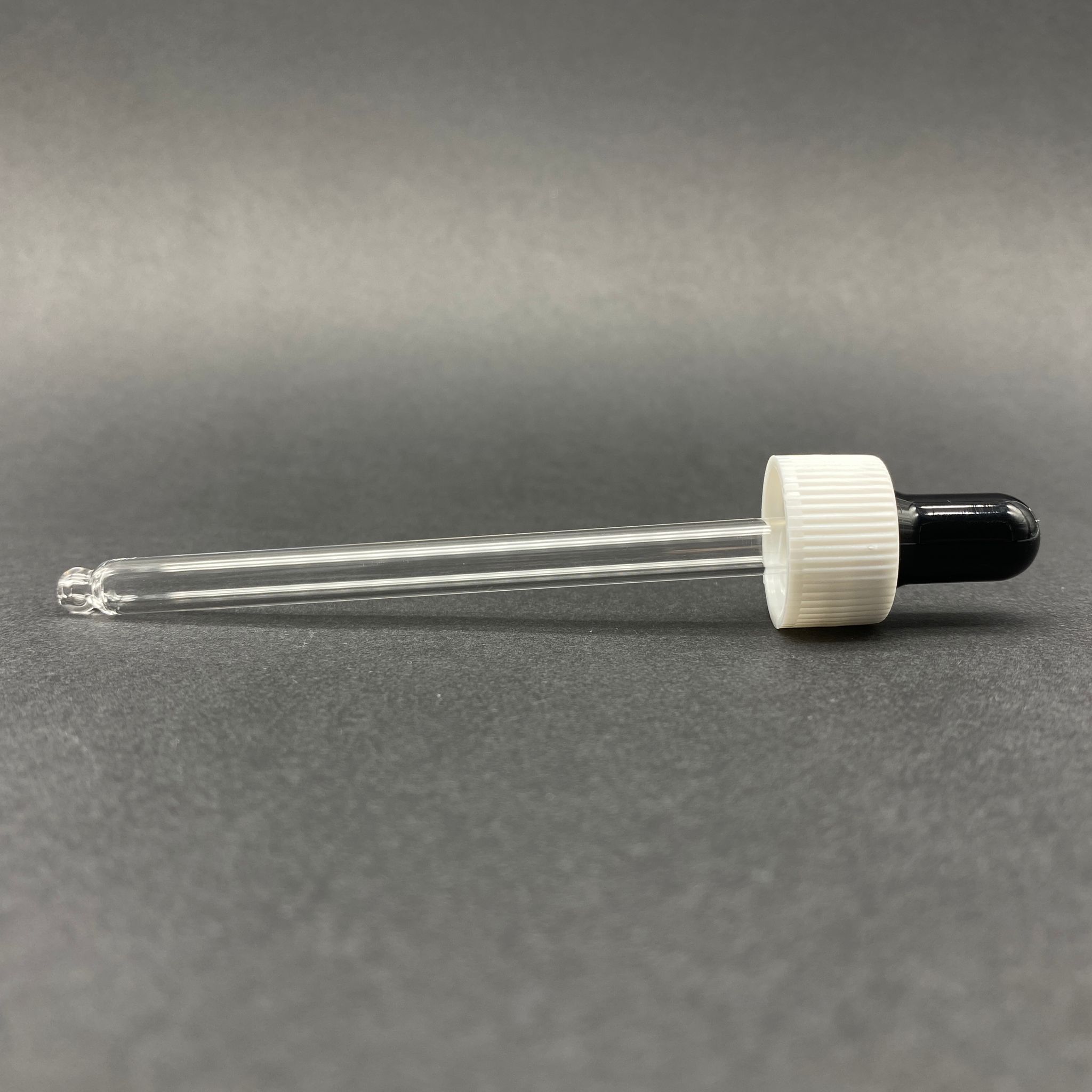 18 Mm Cam Damlalık Takım - Parlak Siyah Emzik+Delikli Beyaz Plastik Kapak+Cam Pipet - 100 Cc Dropper Şişeler İçin