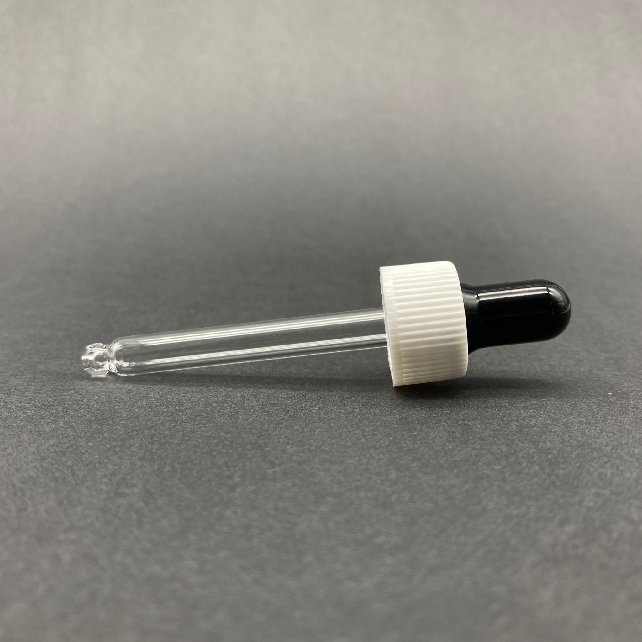 18 Mm Cam Damlalık Takım - Parlak Siyah Emzik+Delikli Beyaz Plastik Kapak+Cam Pipet - 20 Cc Dropper Şişeler İçin