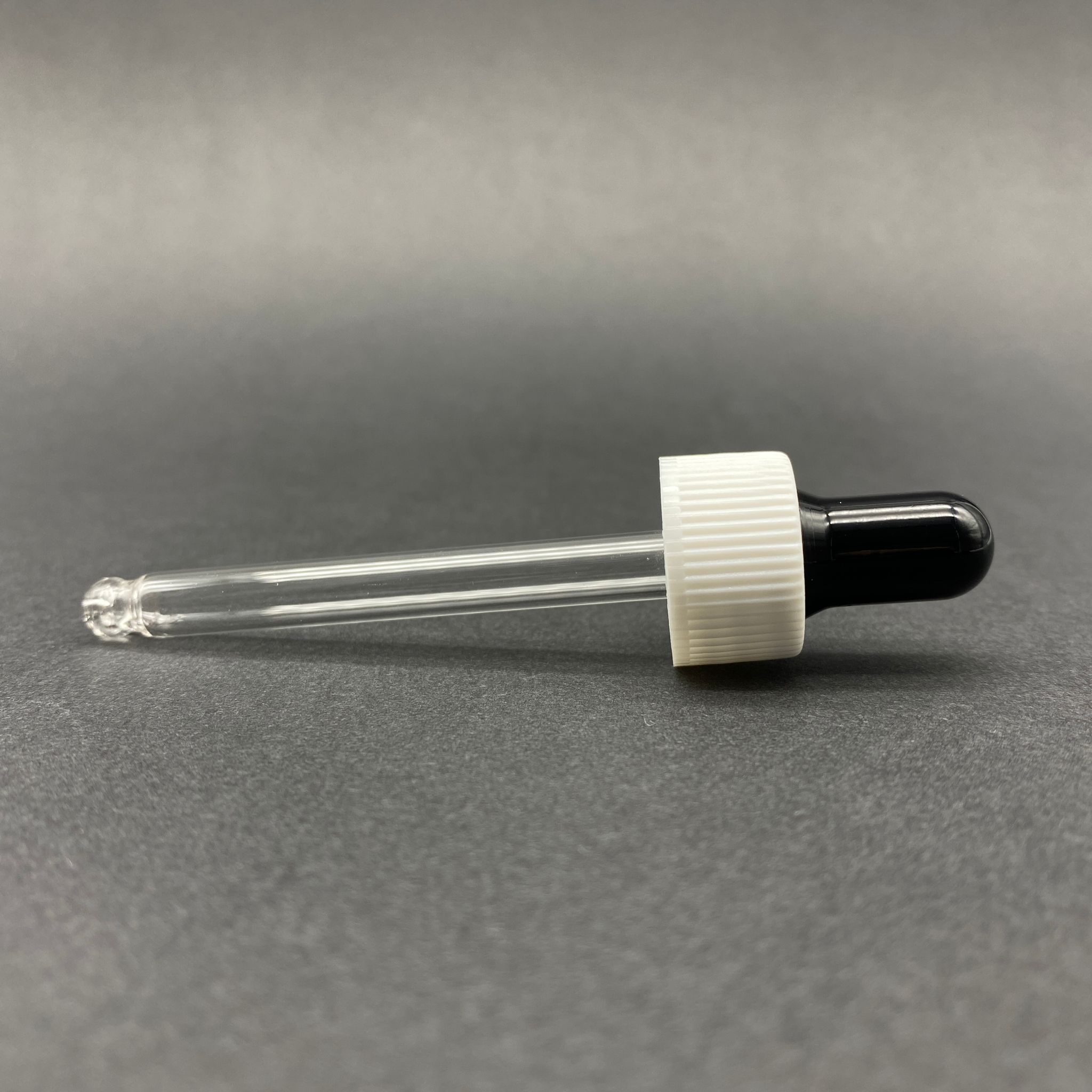 18 Mm Cam Damlalık Takım - Parlak Siyah Emzik+Delikli Beyaz Plastik Kapak+Cam Pipet - 30 Cc Dropper Şişeler İçin
