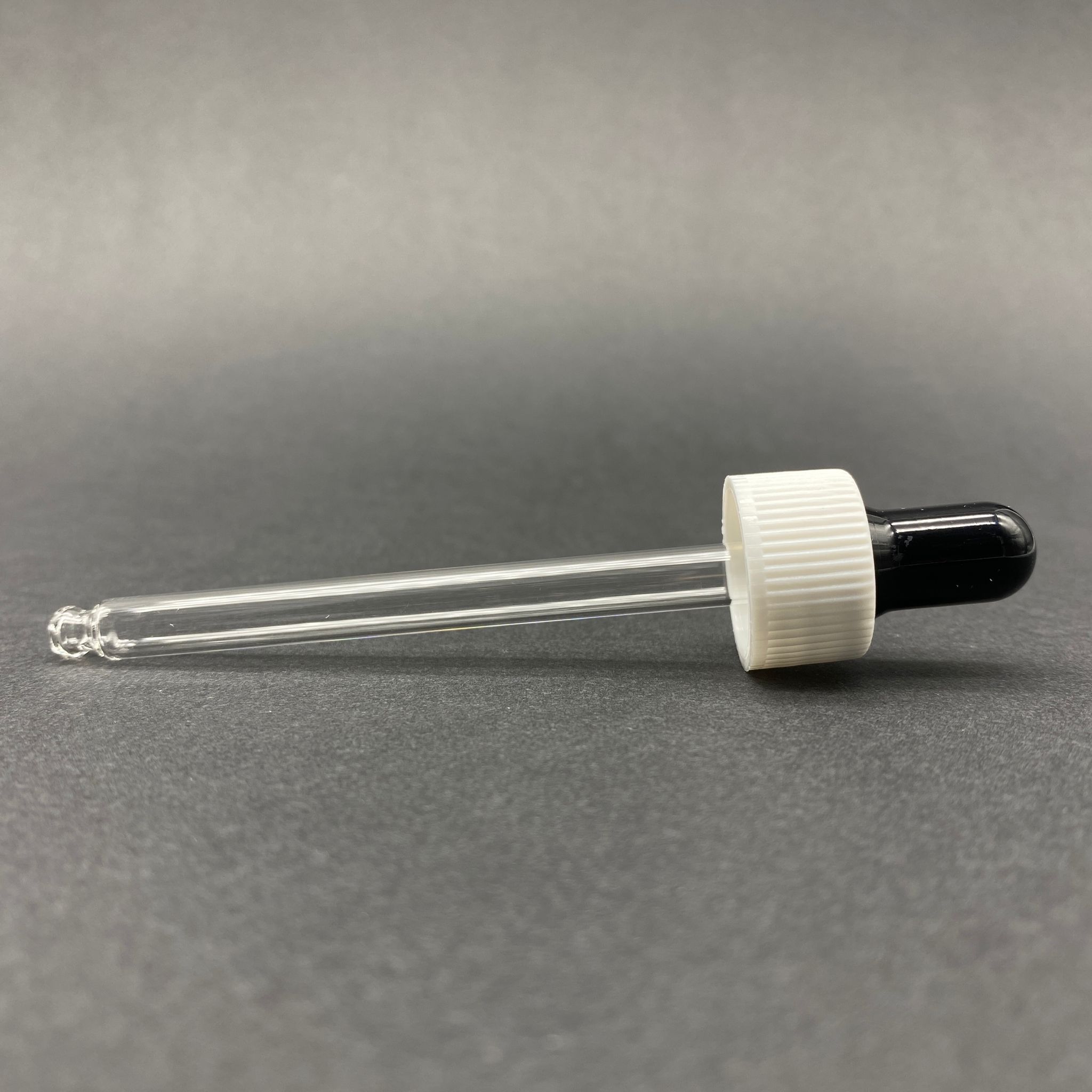 18 Mm Cam Damlalık Takım - Parlak Siyah Emzik+Delikli Beyaz Plastik Kapak+Cam Pipet - 50 Cc Dropper Şişeler İçin