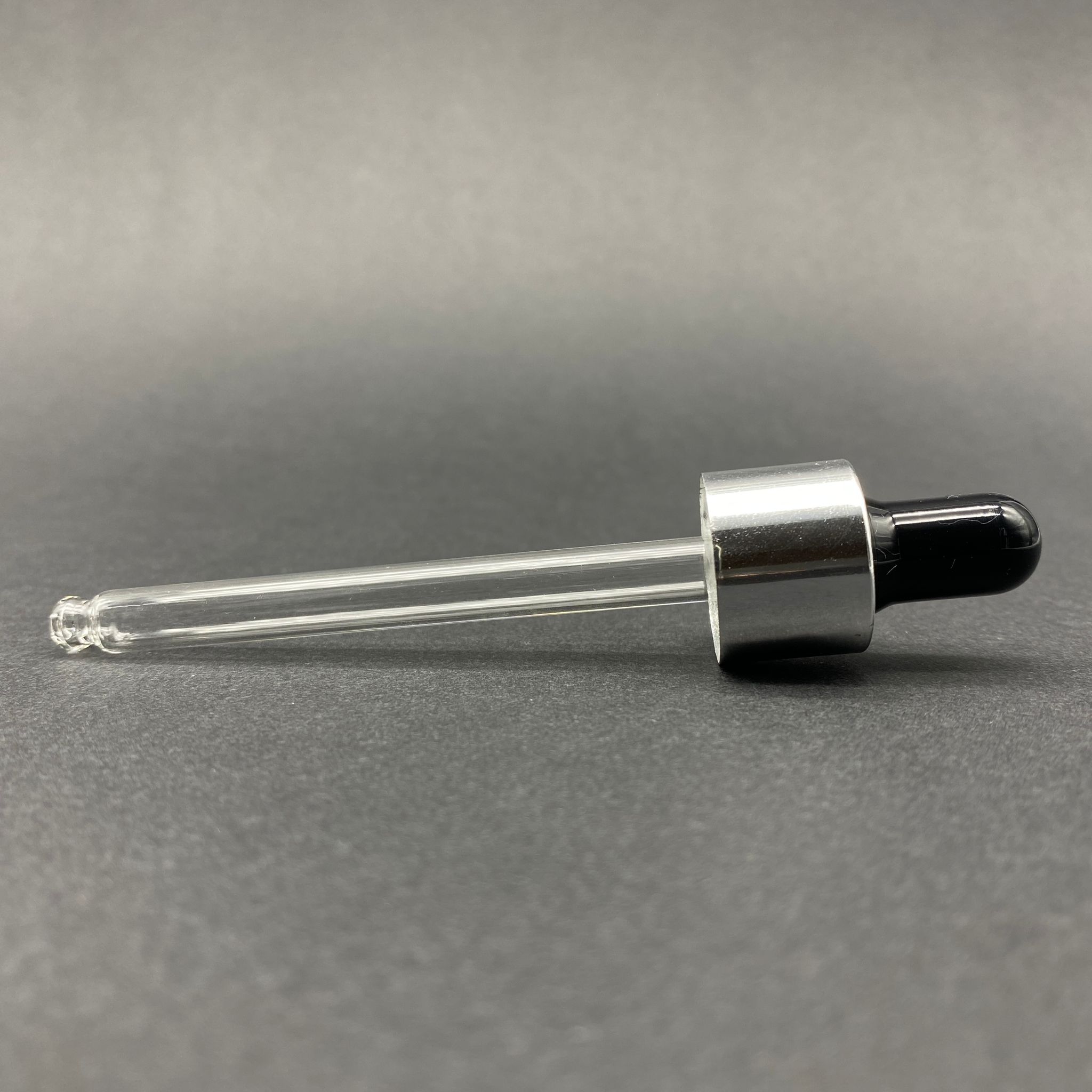 18 Mm Cam Damlalık Takım - Parlak Siyah Emzik+Delikli Gümüş Metal Kapak+Cam Pipet - 50 Cc Dropper Şişeler İçin