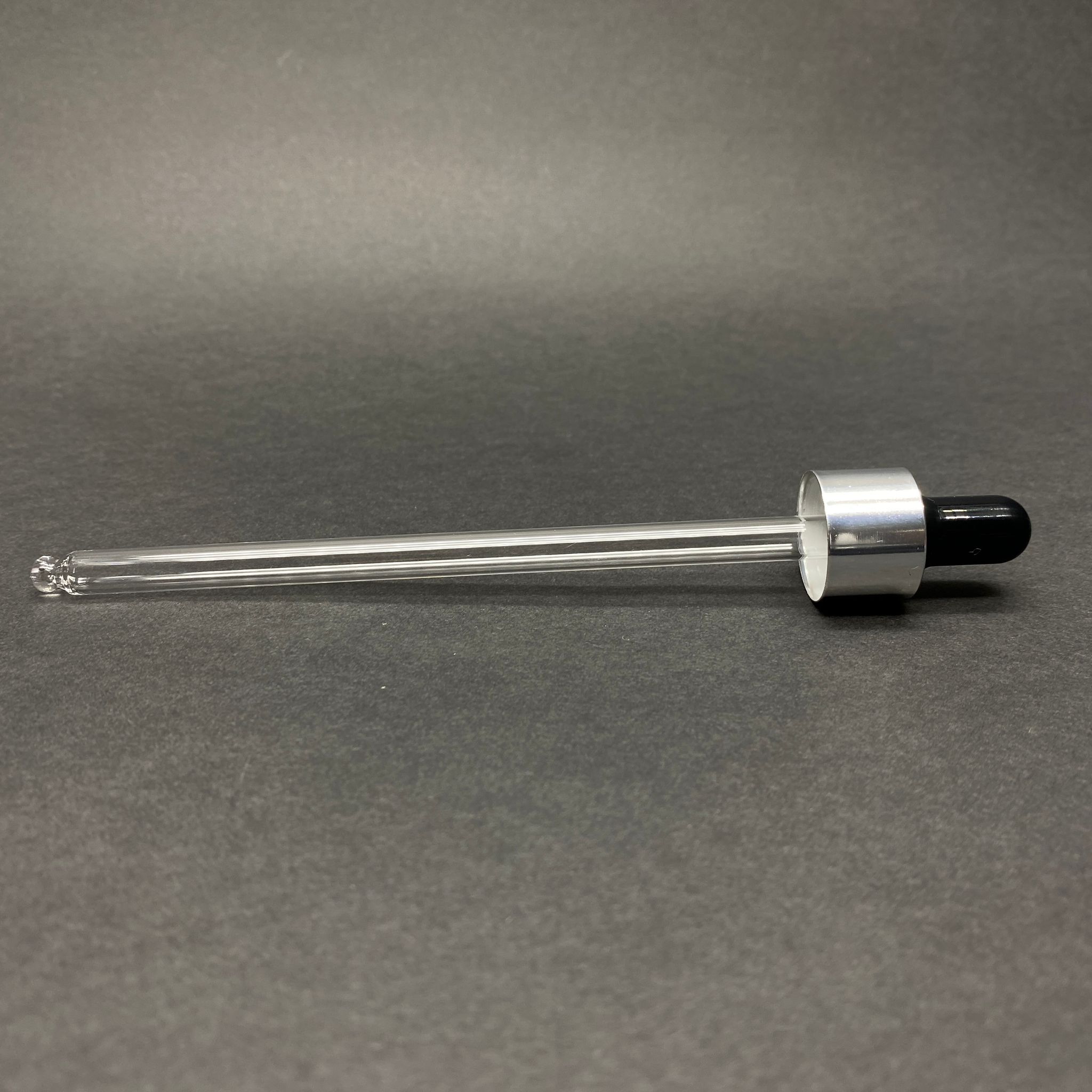 18 Mm Cam Damlalık Takım - Parlak Siyah Emzik+Delikli Gümüş Metal Kapak+Cam Pipet - Takılacağı Şişe  En Az 14 Cm Olmalı