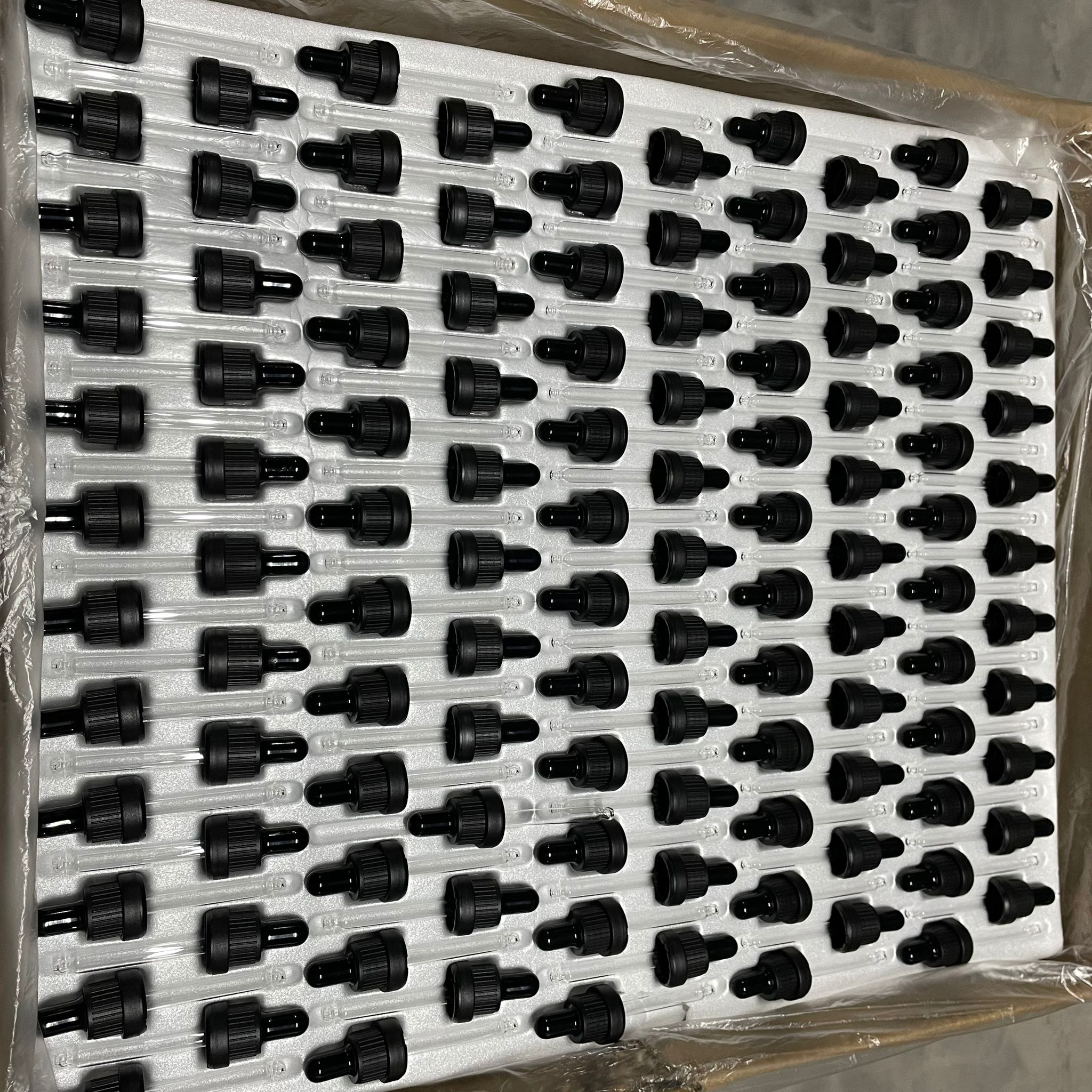 18 Mm Cam Damlalık Takım (Takılı Ve Dizili Halde)  - 30 Cc İçin Siyah Emzik + Siyah Kilitli Plastik Kapak + 76 Mm Cam Pipet - 30 Cc Dropper Şişe İçin Damlalık Takımı