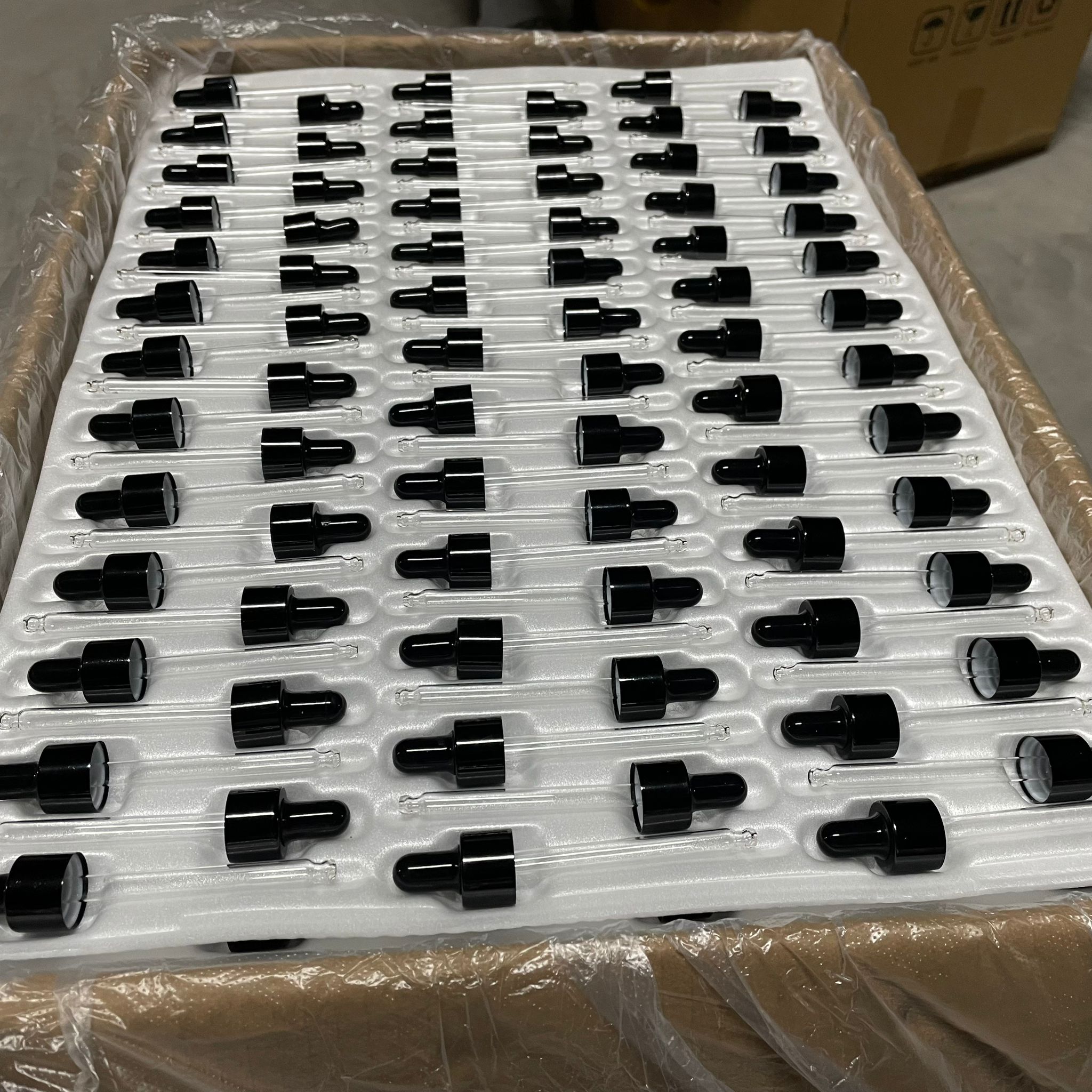 18 Mm Cam Damlalık Takım (Takılı Ve Dizili Halde)  - 50 Cc İçin Siyah Emzik + Siyah Metal Kapak + 89 Mm Cam Pipet - 50 Cc Dropper Şişe İçin Damlalık Takımı