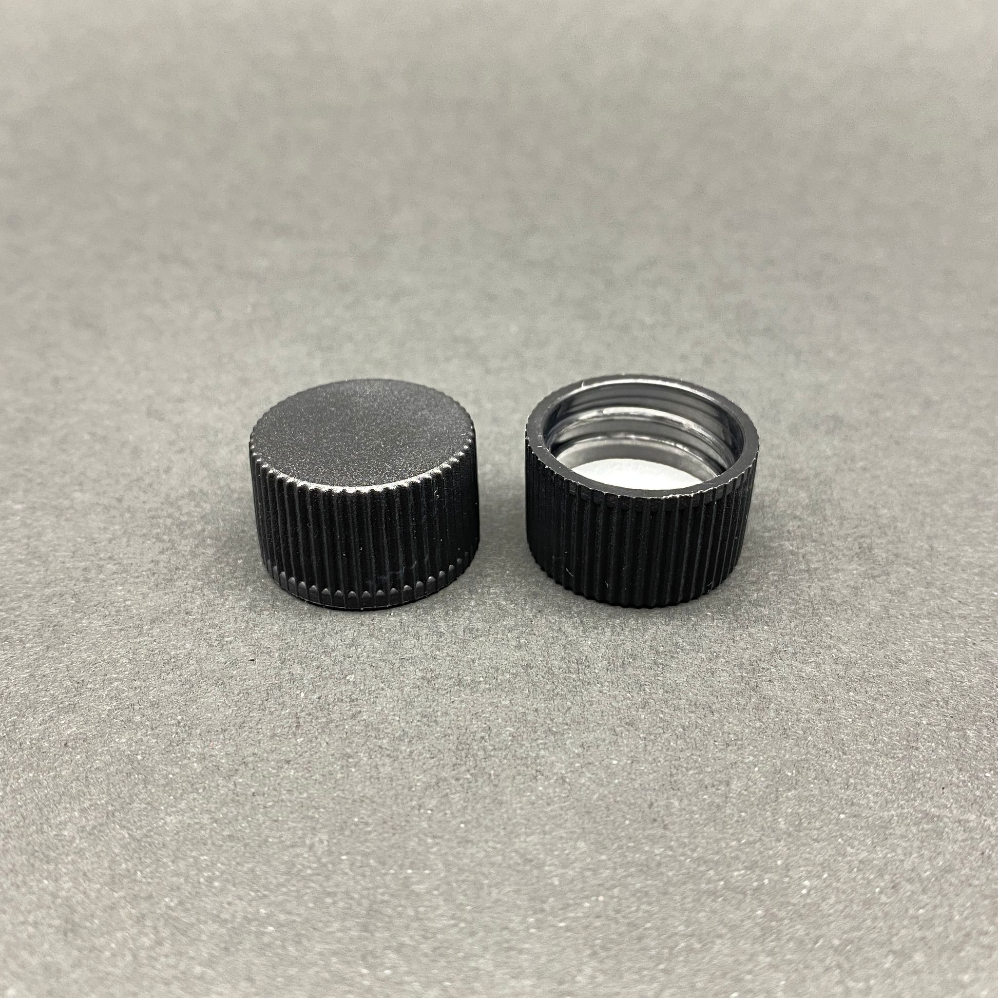 18 Mm Vidalı Siyah Kapak - Yeni Model - 18 Mm Plastik Kapak Siyah - Köpük Contalı