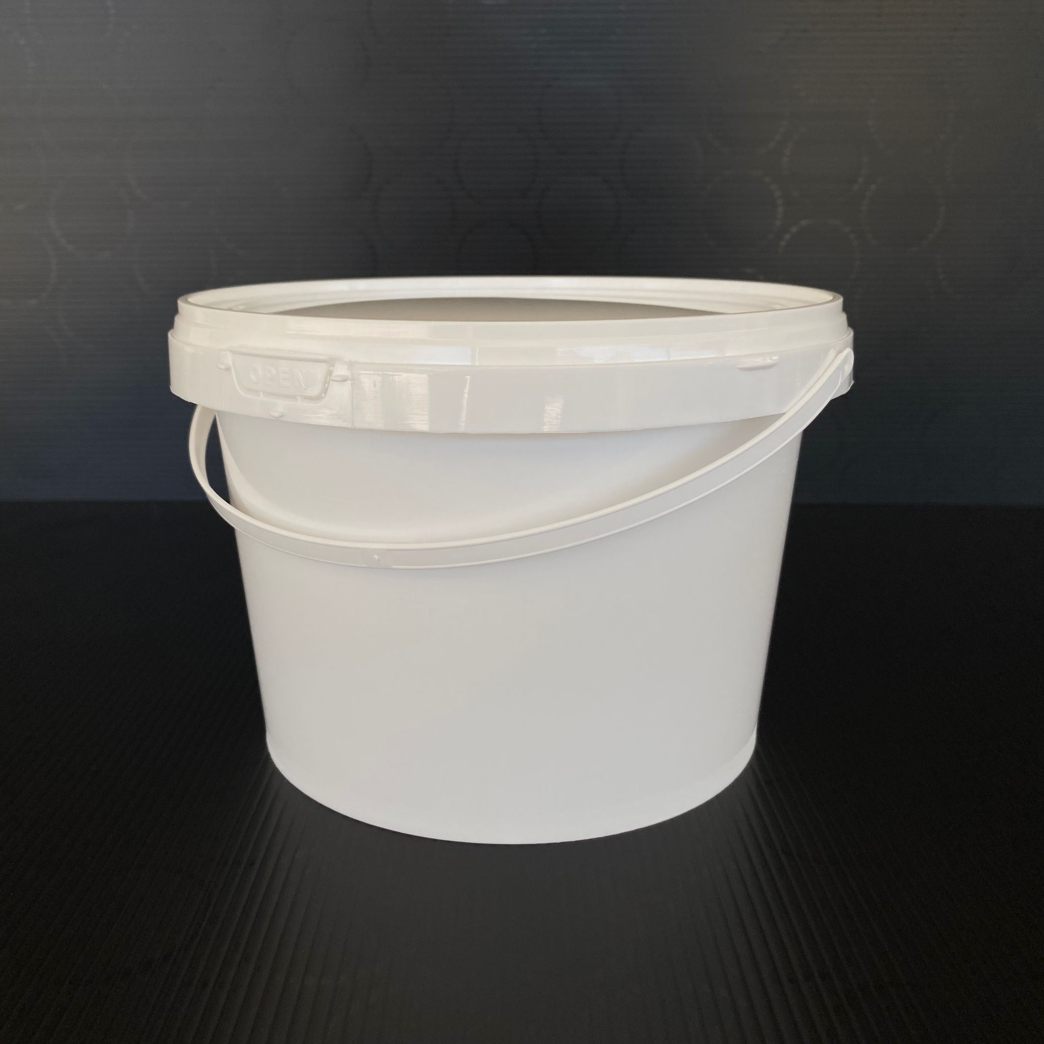 2 Litre Plastik Kova - Beyaz - 2 Lt Saplı Gıdaya Uygun Sızdırmaz Kilitli Kapaklı Kova - Yoğurt Kovası, Boya Kovası, Tahin Pekmez Kovası, Zeytin Kovası Vb Alanlarda Kullanılabilir.