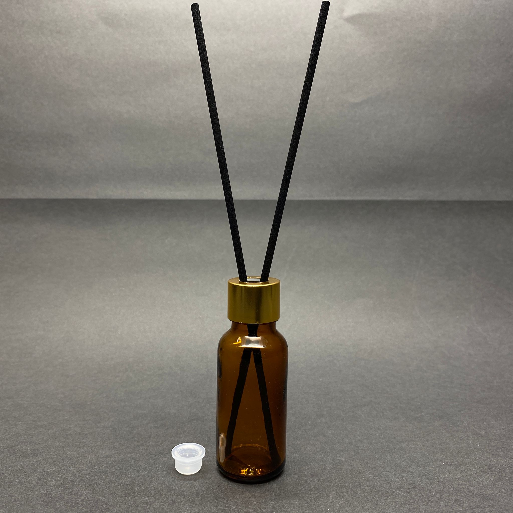 20 Cc Amber Cam Bambu Oda Kokusu Şişesi - 20 Ml Çubuklu Bambu Oda Kokusu Şişesi - Difüzör Şişe- Cam Şişe + Gold Metal Kapak + Plastik Tıpa + 2 Adet Fiber Siyah Bambu Çubuk