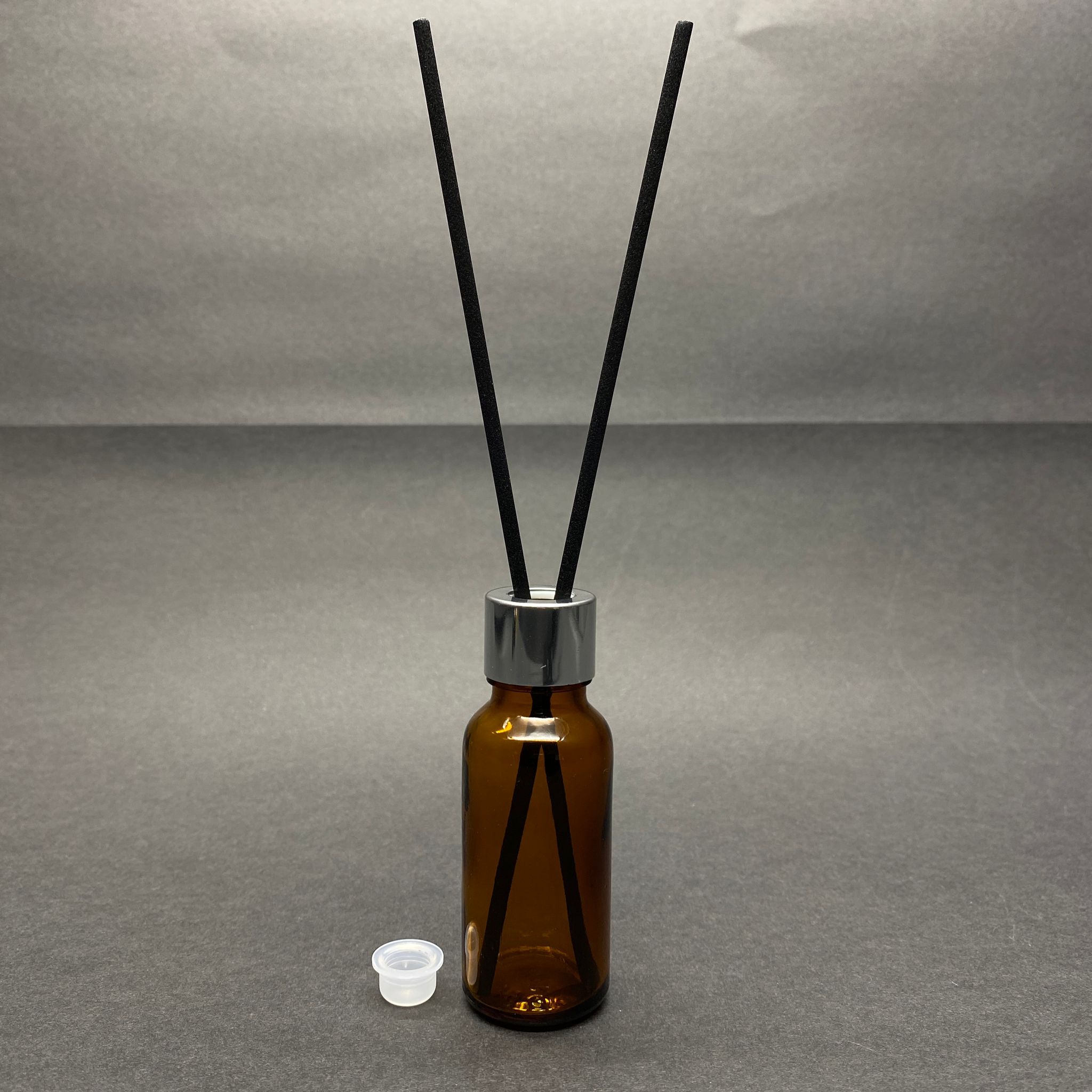 20 Cc Amber Cam Bambu Oda Kokusu Şişesi - 20 Ml Çubuklu Bambu Oda Kokusu Şişesi - Difüzör Şişe- Cam Şişe + Gümüş Metal Kapak + Plastik Tıpa + 2 Adet Fiber Siyah Bambu Çubuk