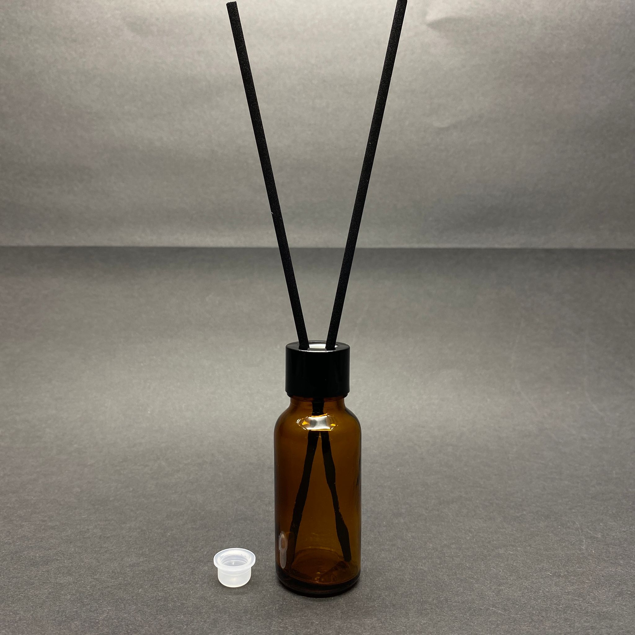 20 Cc Amber Cam Bambu Oda Kokusu Şişesi - 20 Ml Çubuklu Bambu Oda Kokusu Şişesi - Difüzör Şişe- Cam Şişe + Siyah Metal Kapak + Plastik Tıpa + 2 Adet Fiber Siyah Bambu Çubuk