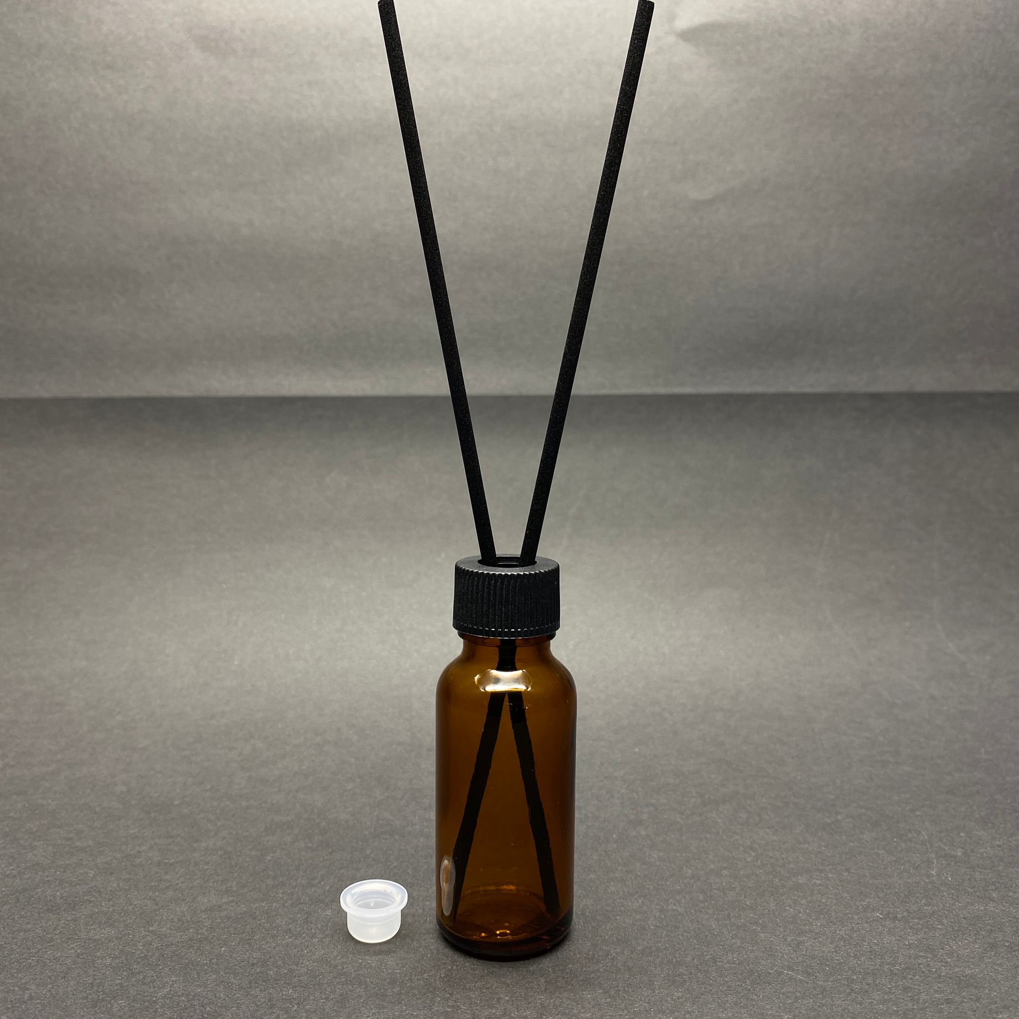 20 Cc Amber Cam Bambu Oda Kokusu Şişesi - 20 Ml Çubuklu Bambu Oda Kokusu Şişesi - Difüzör Şişe- Cam Şişe + Siyah Plastik Kapak + Plastik Tıpa + 2 Adet Fiber Siyah Bambu Çubuk