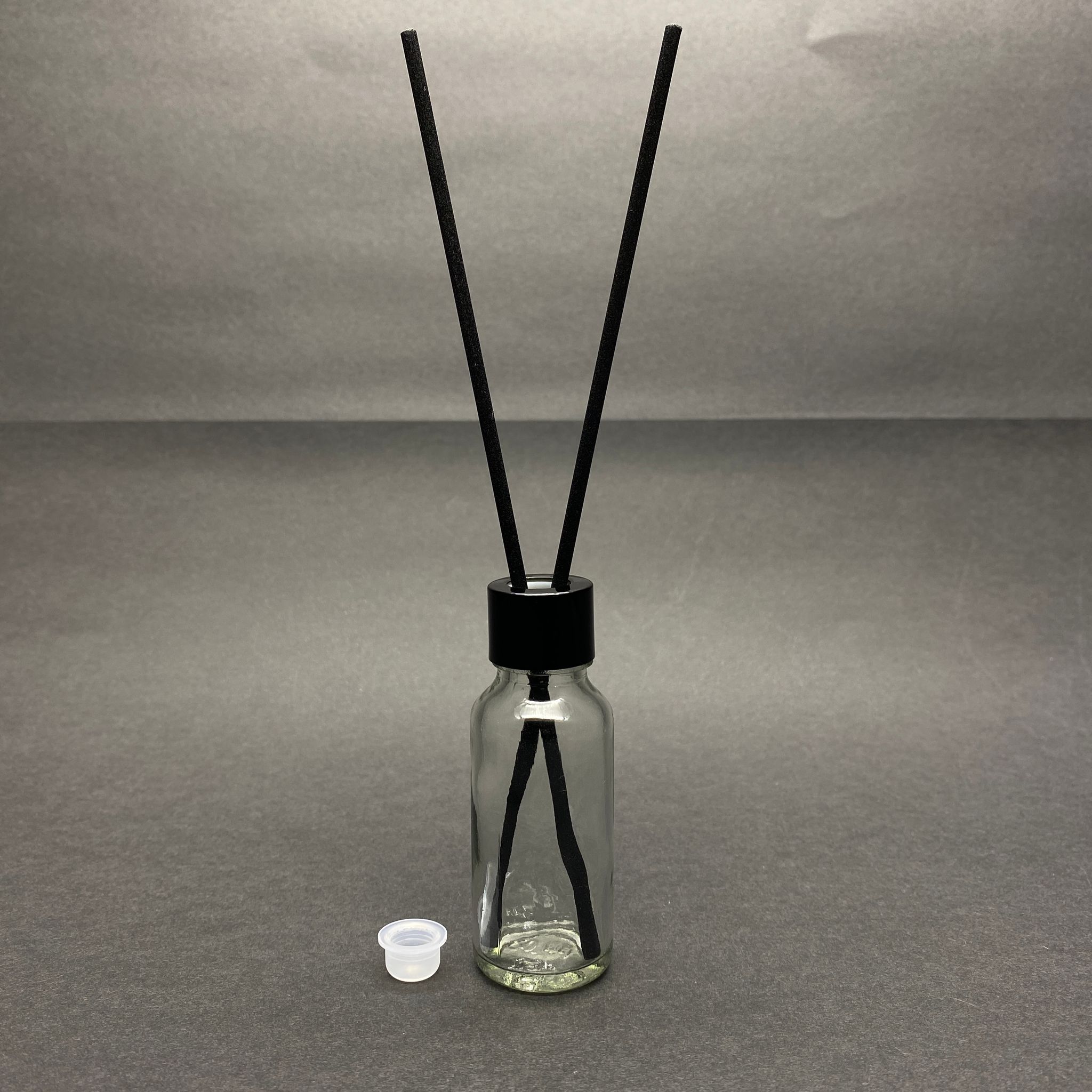 20 Cc Cam Bambu Oda Kokusu Şişesi - 20 Ml Çubuklu Bambu Oda Kokusu Şişesi - Difüzör Şişe- Cam Şişe + Siyah Metal Kapak + Plastik Tıpa + 2 Adet Fiber Siyah Bambu Çubuk