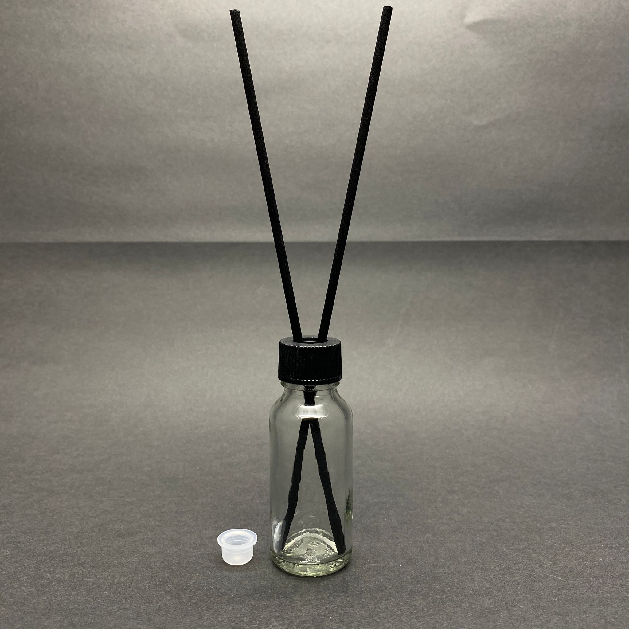 20 Cc Cam Bambu Oda Kokusu Şişesi - 20 Ml Çubuklu Bambu Oda Kokusu Şişesi - Difüzör Şişe- Cam Şişe + Siyah Plastik Kapak + Plastik Tıpa + 2 Adet Fiber Siyah Bambu Çubuk