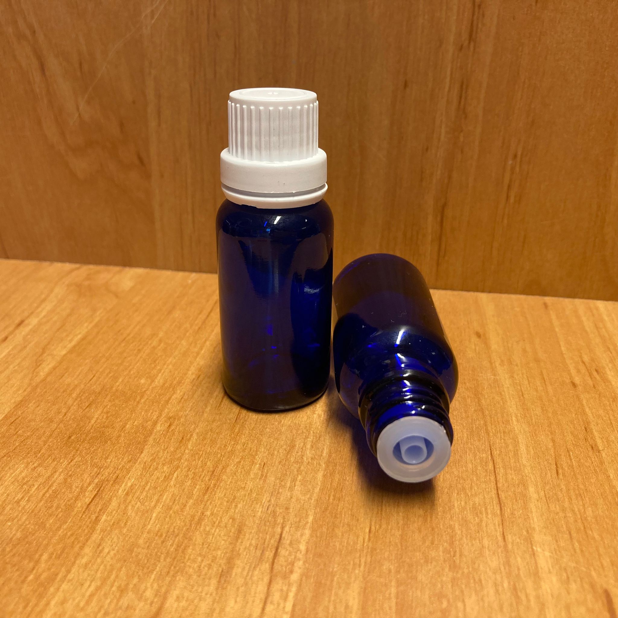 20 Cc Mavi İçten Damlalıklı - Beyaz Kilit Kapaklı Cam Şişe - 20 Ml Mavi Standart İçten Damlalıklı Cam Şişe