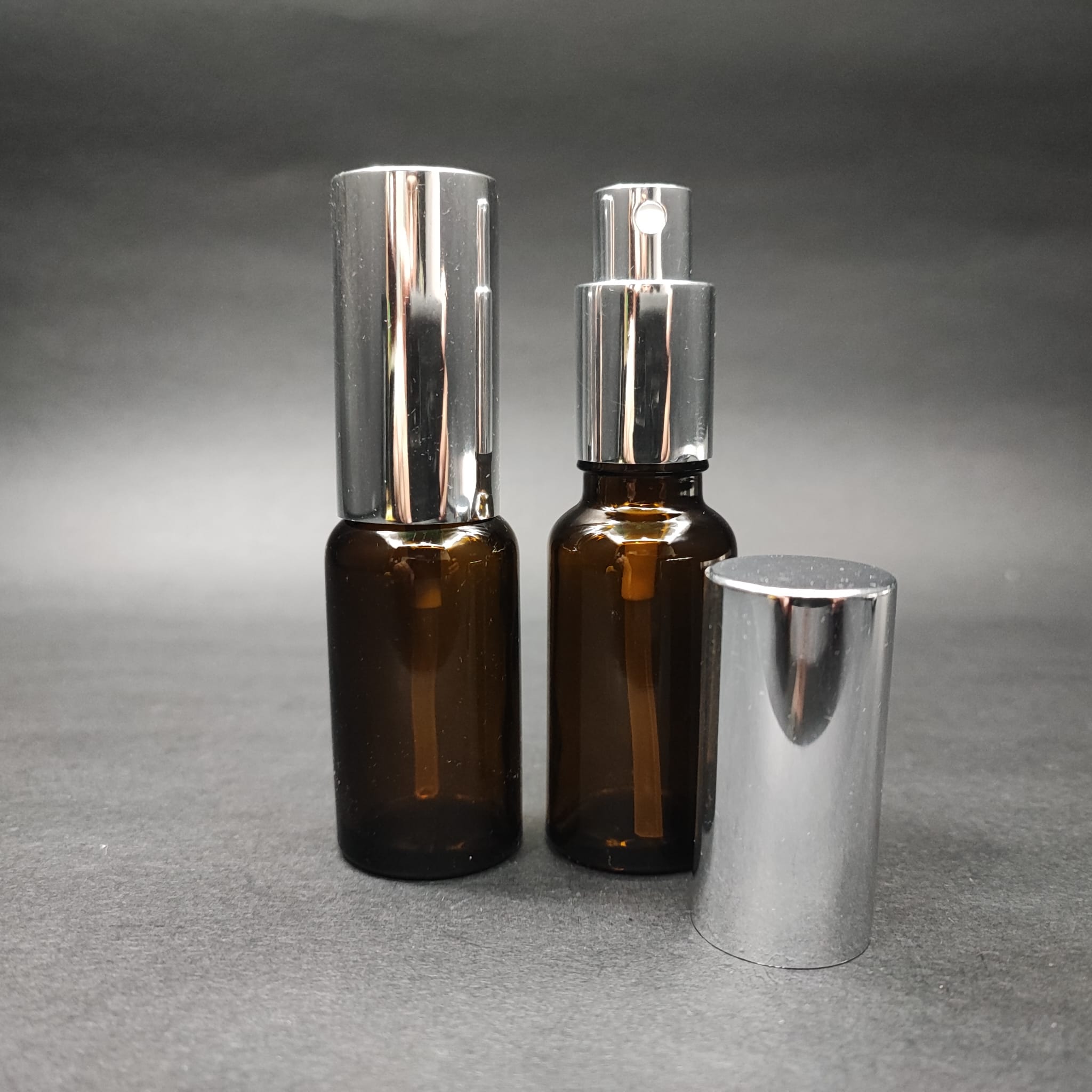 20 Ml Lüks Vidalı Valf Çevirme Parfüm Şişeleri - 20 Cc Amber Cam Şişe - Gümüş Metal Spreyli Kapaklı Set