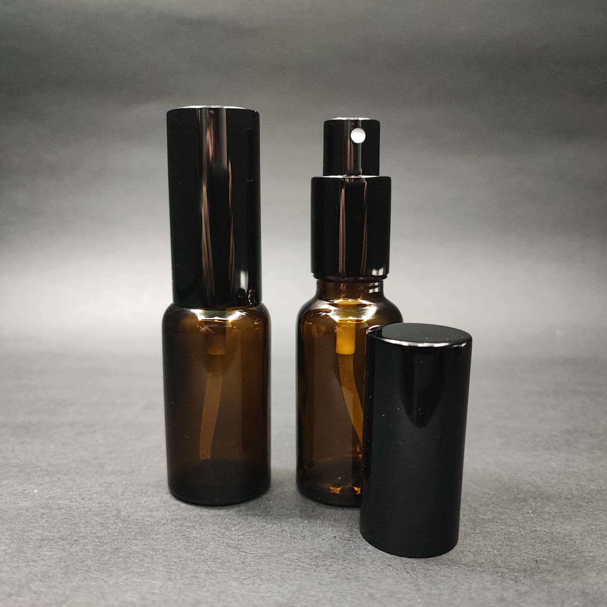 20 Ml Lüks Vidalı Valf Çevirme Parfüm Şişeleri - 20 Cc Amber Cam Şişe - Siyah Metal Spreyli Kapaklı Set