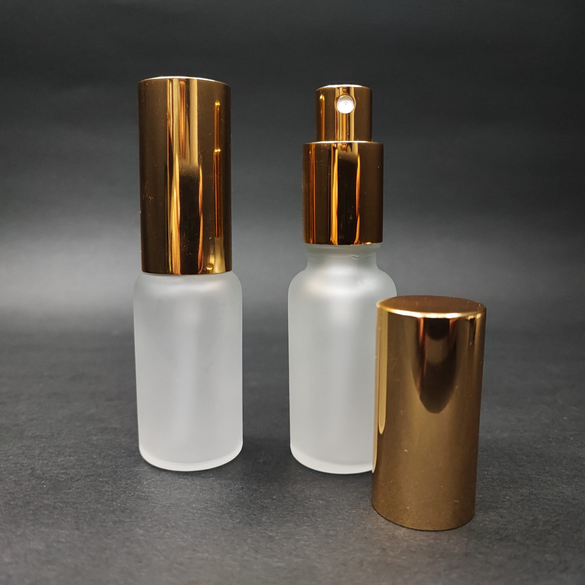20 Ml Lüks Vidalı Valf Çevirme Parfüm Şişeleri - 20 Cc Buzlu Cam Şişe - Gold Metal Spreyli Kapaklı Set