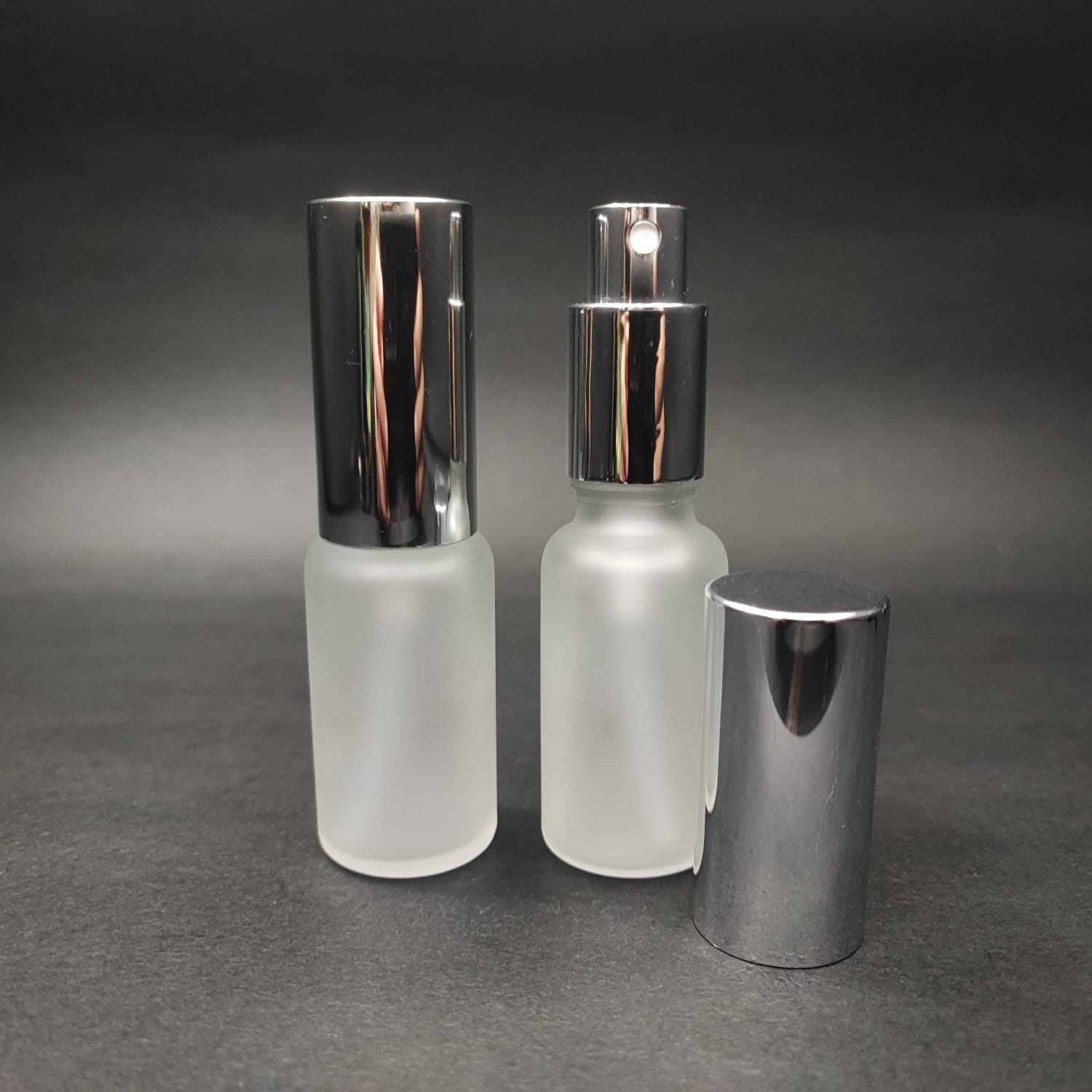 20 Ml Lüks Vidalı Valf Çevirme Parfüm Şişeleri - 20 Cc Buzlu Cam Şişe - Gümüş Metal Spreyli Kapaklı Set