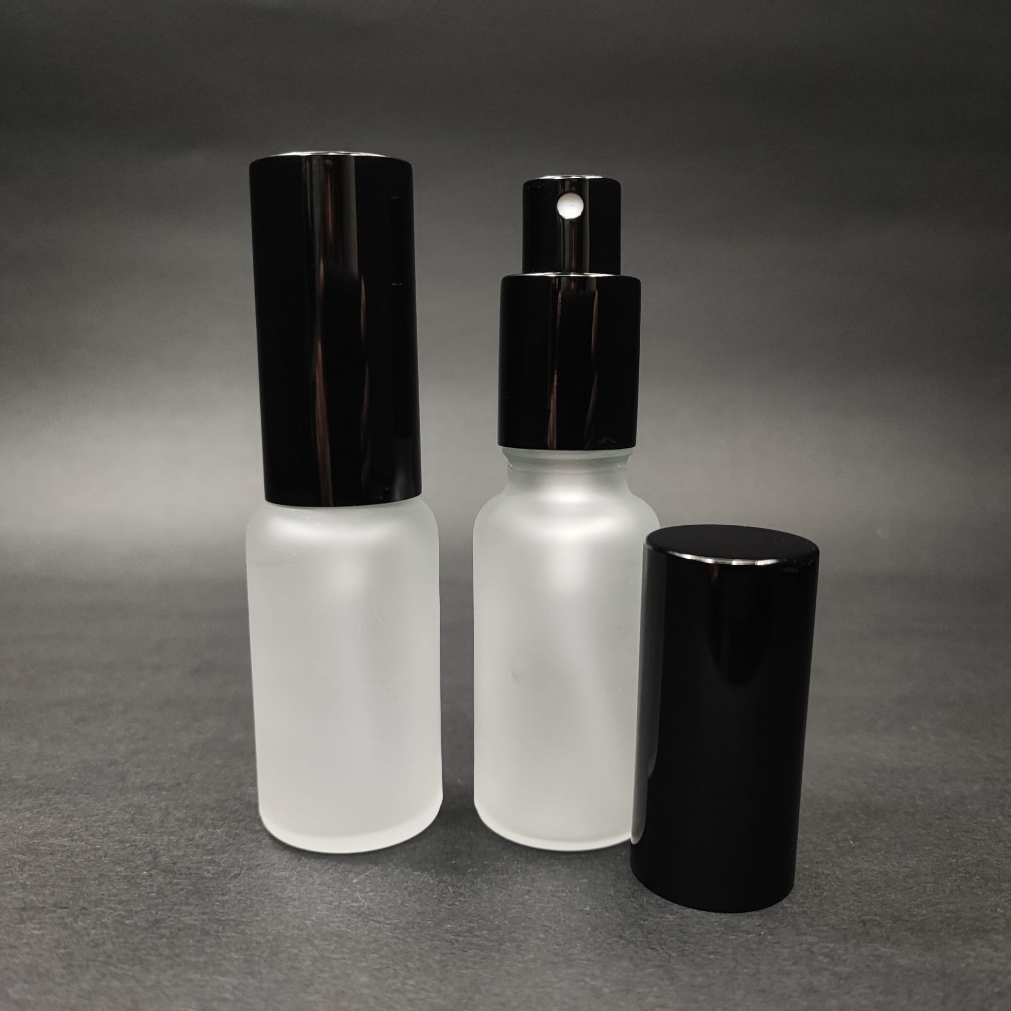 20 Ml Lüks Vidalı Valf Çevirme Parfüm Şişeleri - 20 Cc Buzlu Cam Şişe - Siyah Metal Spreyli Kapaklı Set