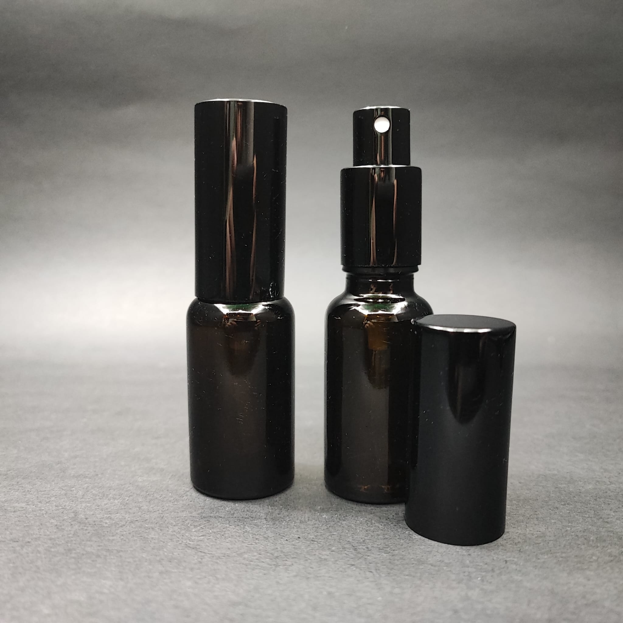 20 Ml Lüks Vidalı Valf Çevirme Parfüm Şişeleri - 20 Cc Koyu Amber Cam Şişe - Siyah Metal Spreyli Kapaklı Set