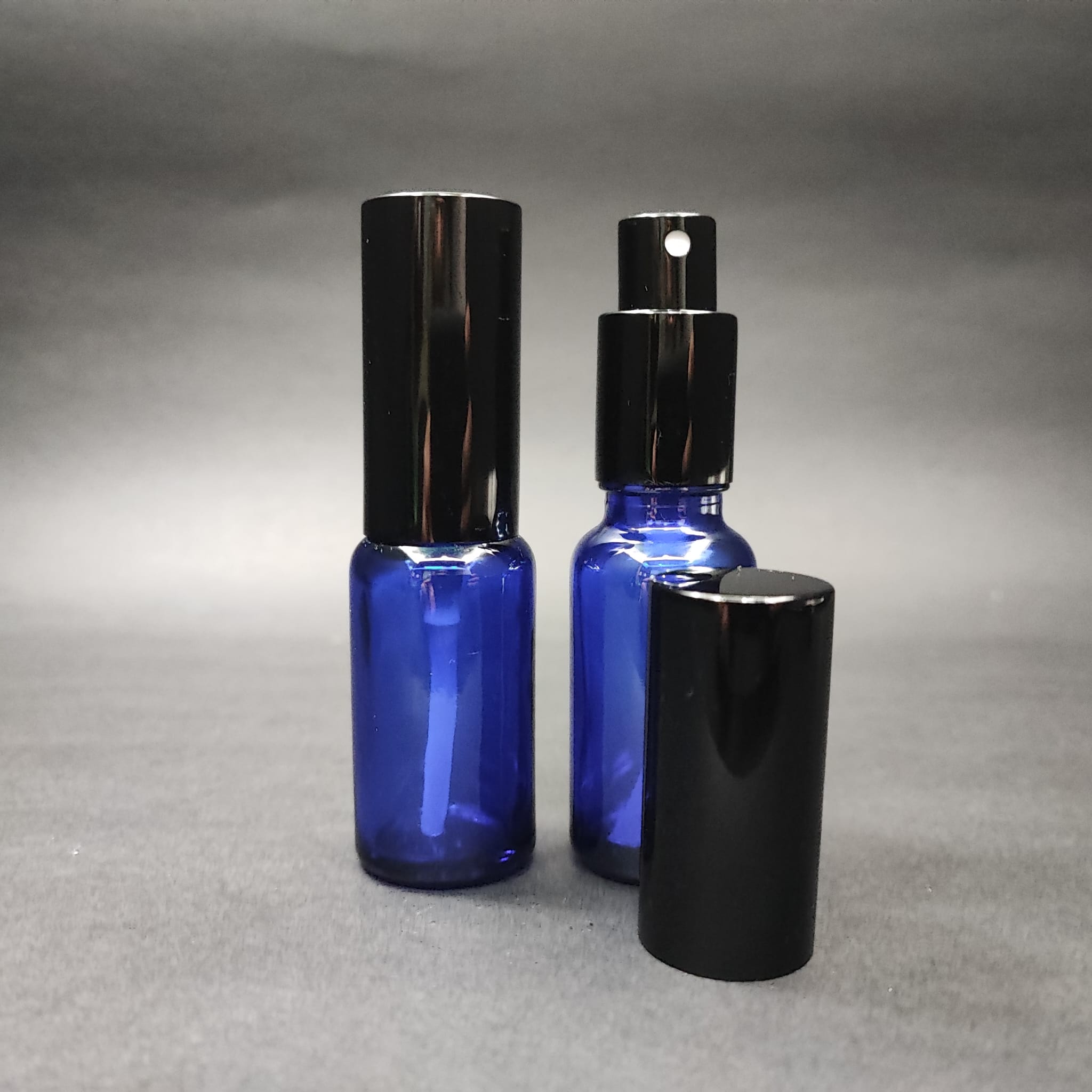 20 Ml Lüks Vidalı Valf Çevirme Parfüm Şişeleri - 20 Cc Mavi Cam Şişe - Siyah Metal Spreyli Kapaklı Set
