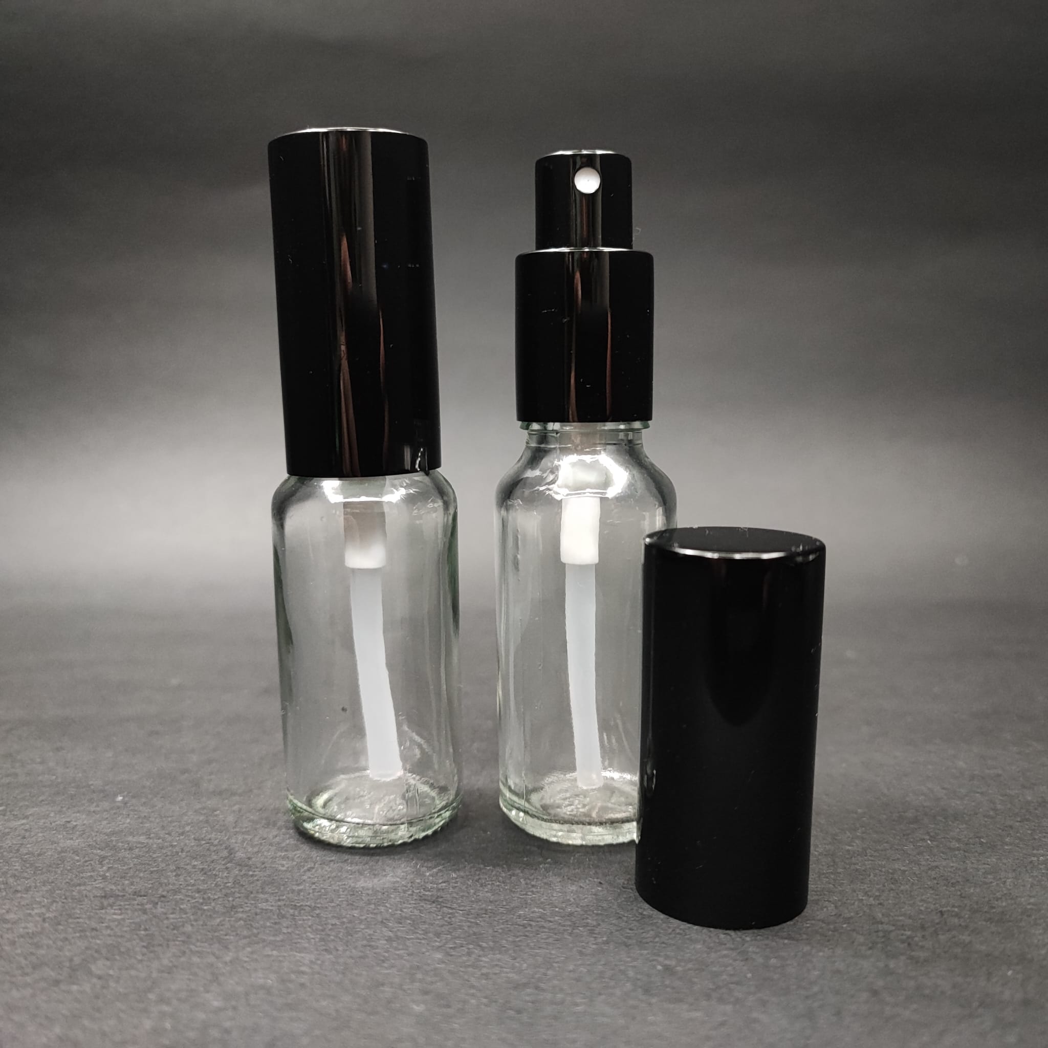 20 Ml Lüks Vidalı Valf Çevirme Parfüm Şişeleri - 20 Cc Şeffaf Cam Şişe - Siyah Metal Spreyli Kapaklı Set
