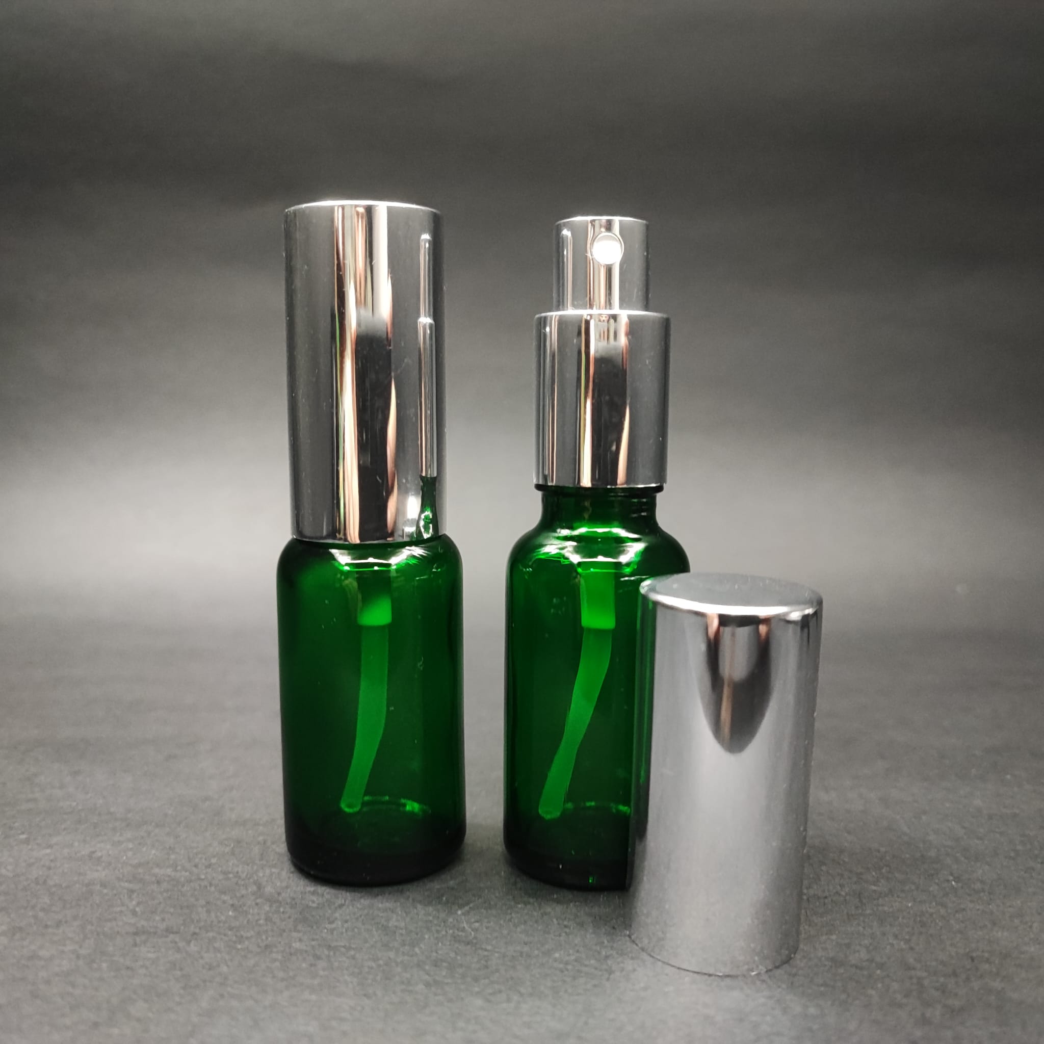 20 Ml Lüks Vidalı Valf Çevirme Parfüm Şişeleri - 20 Cc Yeşil Cam Şişe - Gümüş Metal Spreyli Kapaklı Set