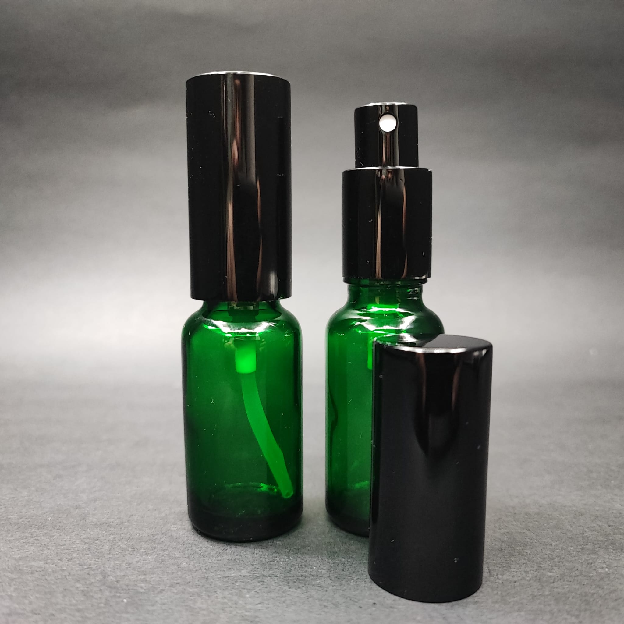 20 Ml Lüks Vidalı Valf Çevirme Parfüm Şişeleri - 20 Cc Yeşil Cam Şişe - Siyah Metal Spreyli Kapaklı Set