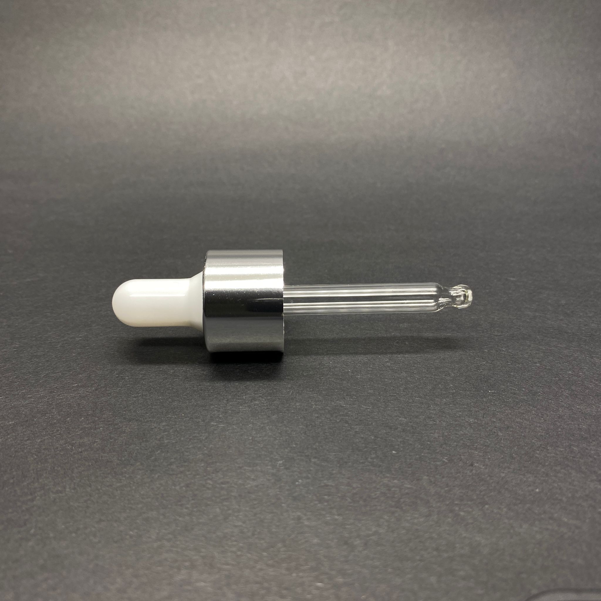 20 Mm Cam Damlalık Takım - Beyaz Emzik + Delikli Gümüş Metal Kapak (İçi Köpük Contalı) + 65 Mm Cam Pipet  - 30 Cc Omuzlu Serum Şişesi İçin