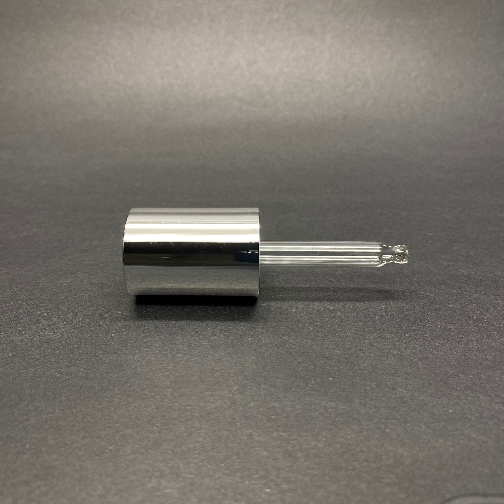 20 Mm Cam Damlalık Takım - Byore Model (Çevirince Basma Butonu Çıkar) Basmalı Gümüş Damlalık (İçi Köpük Contalı) + 65 Mm Cam Pipet  - 30 Cc Omuzlu Serum Şişesi İçin
