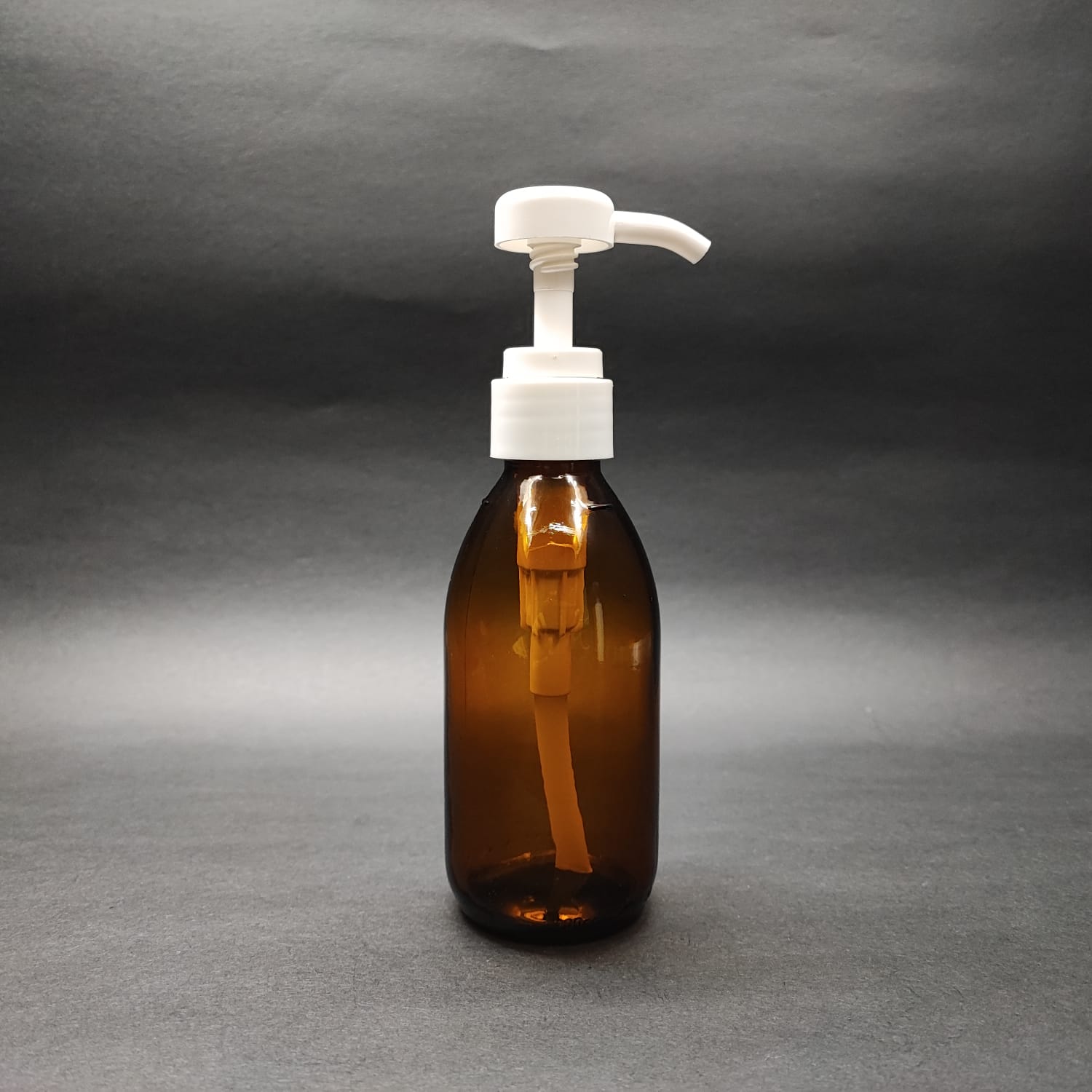 200 Cc Amber Cam Şişe - Beyaz Dozaj Pompalı (Her Basmada 4 Cc Sıvı Atar)  - 200 Ml Pompalı Şişe - Şurup, Şampuan, Krem Gibi Yoğun Kıvamlı Sıvılarda Kullanılır