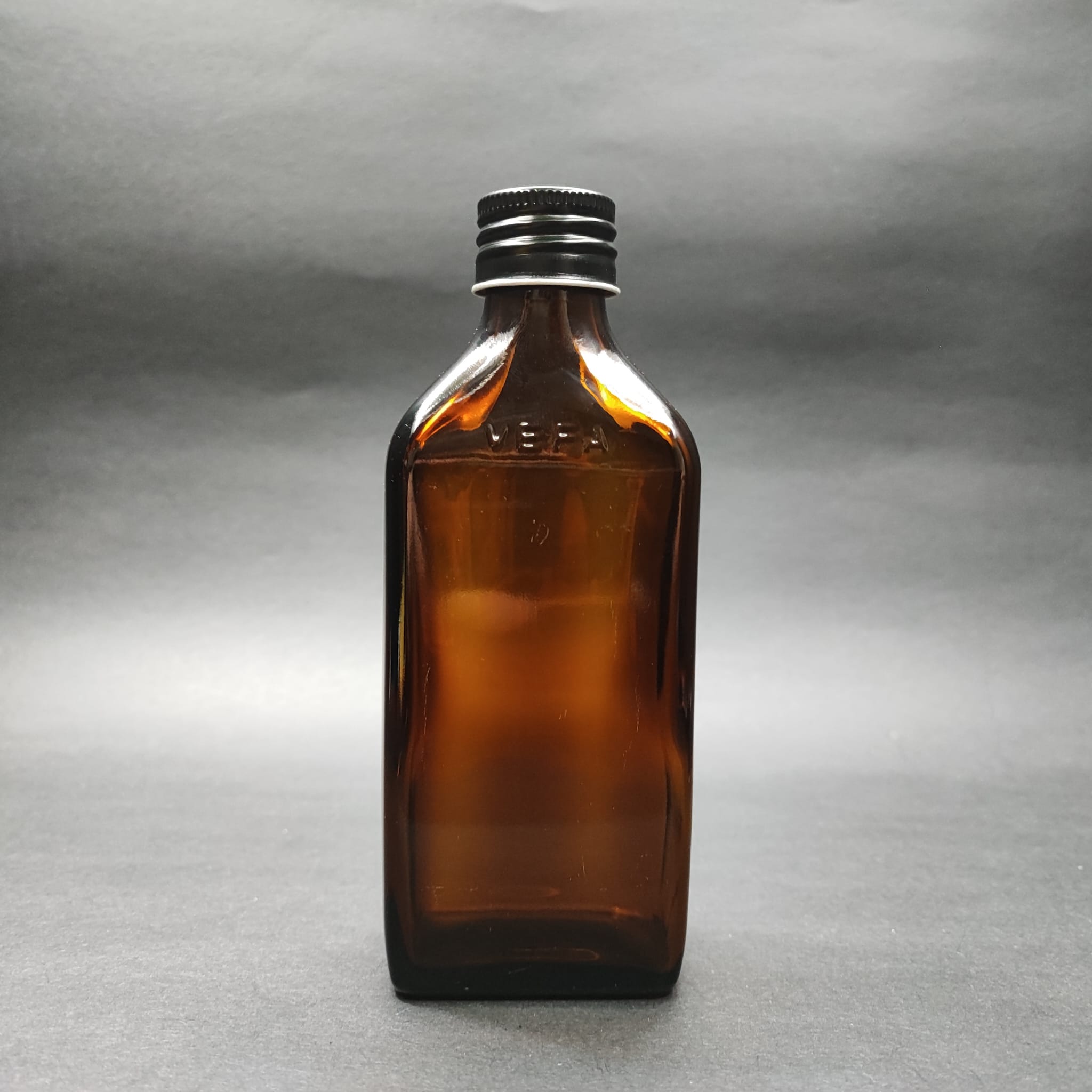 200 Cc Amber Yassı Cam Şişe - Contalı Siyah Metal Kapaklı - 200 Ml Yassı Cold Brew Cam Şişe (Üstü Yazılı)