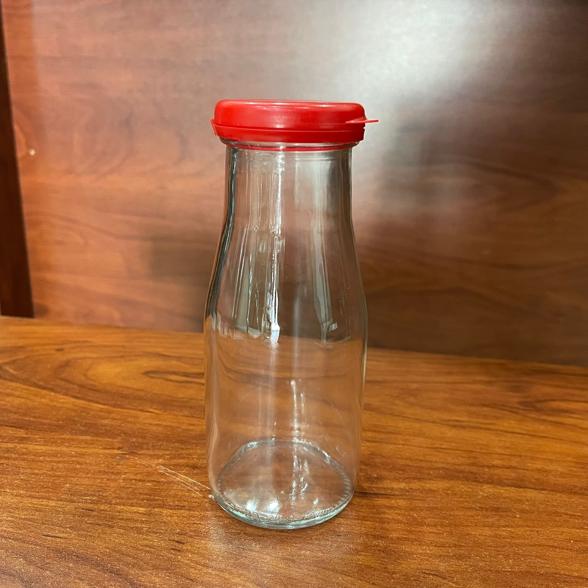 200 Cc Cam Ayran Şişesi - Kilitli Yandan Yırmaçlı Plastik Kırmızı Kapaklı - 200 Ml Cam Nostalji Ayran Limonata Şişesi - Eski Tip Cam Ayran Şişesi