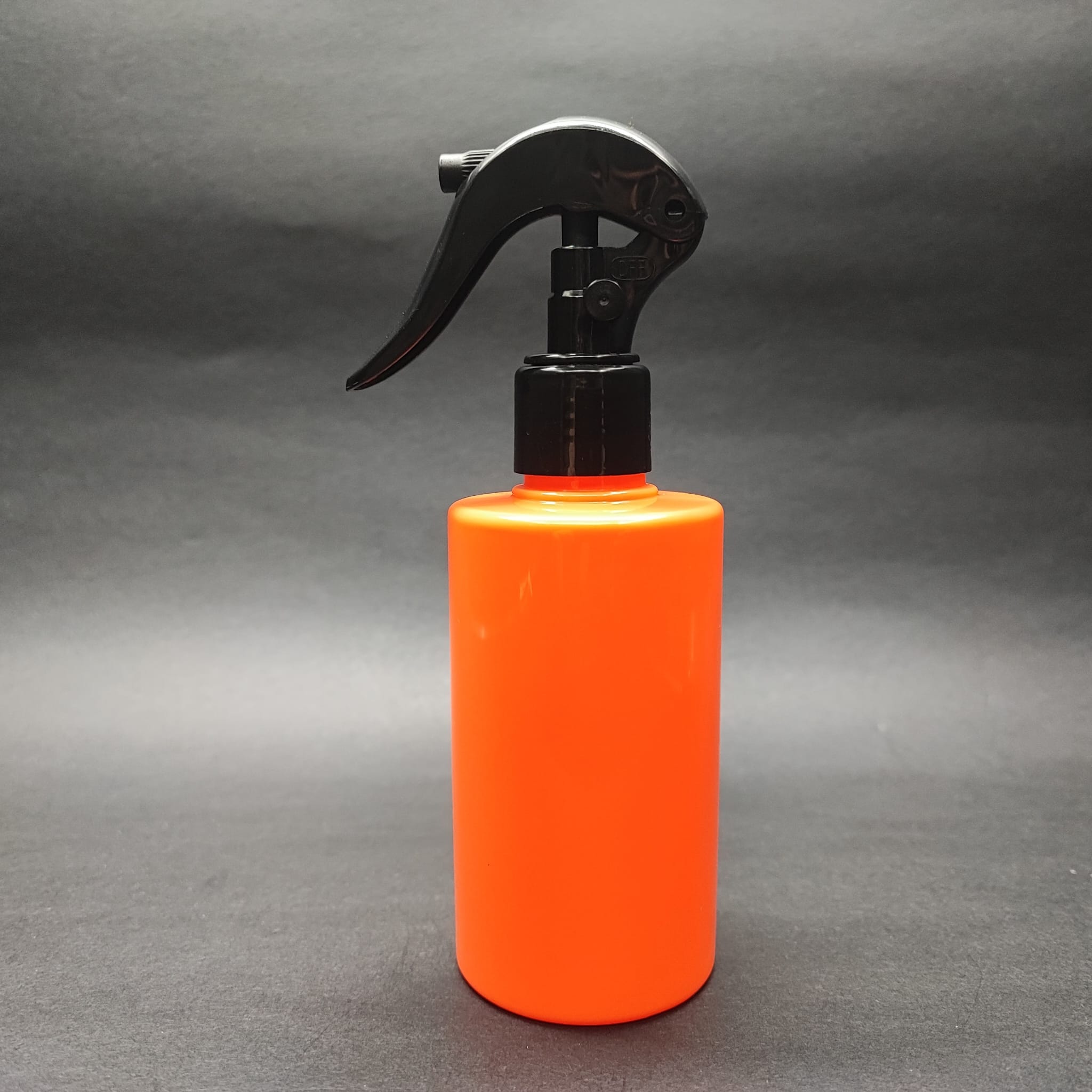 200 Cc Küt Boyunlu Silindir Pet Şişe (24 Gr) - Siyah Triger Spreyli (Duman Püskürtür) - 200 Ml Plastik Şişe - Turuncu